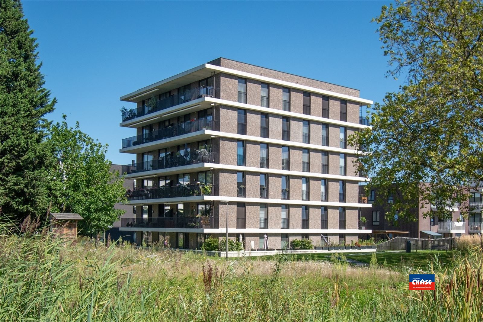 Knap nieuwbouwappartement met 2 slaapkamers, groot terras met prachtig uitzicht en ondergrondse autostaanplaats foto {{pictureIndex}}