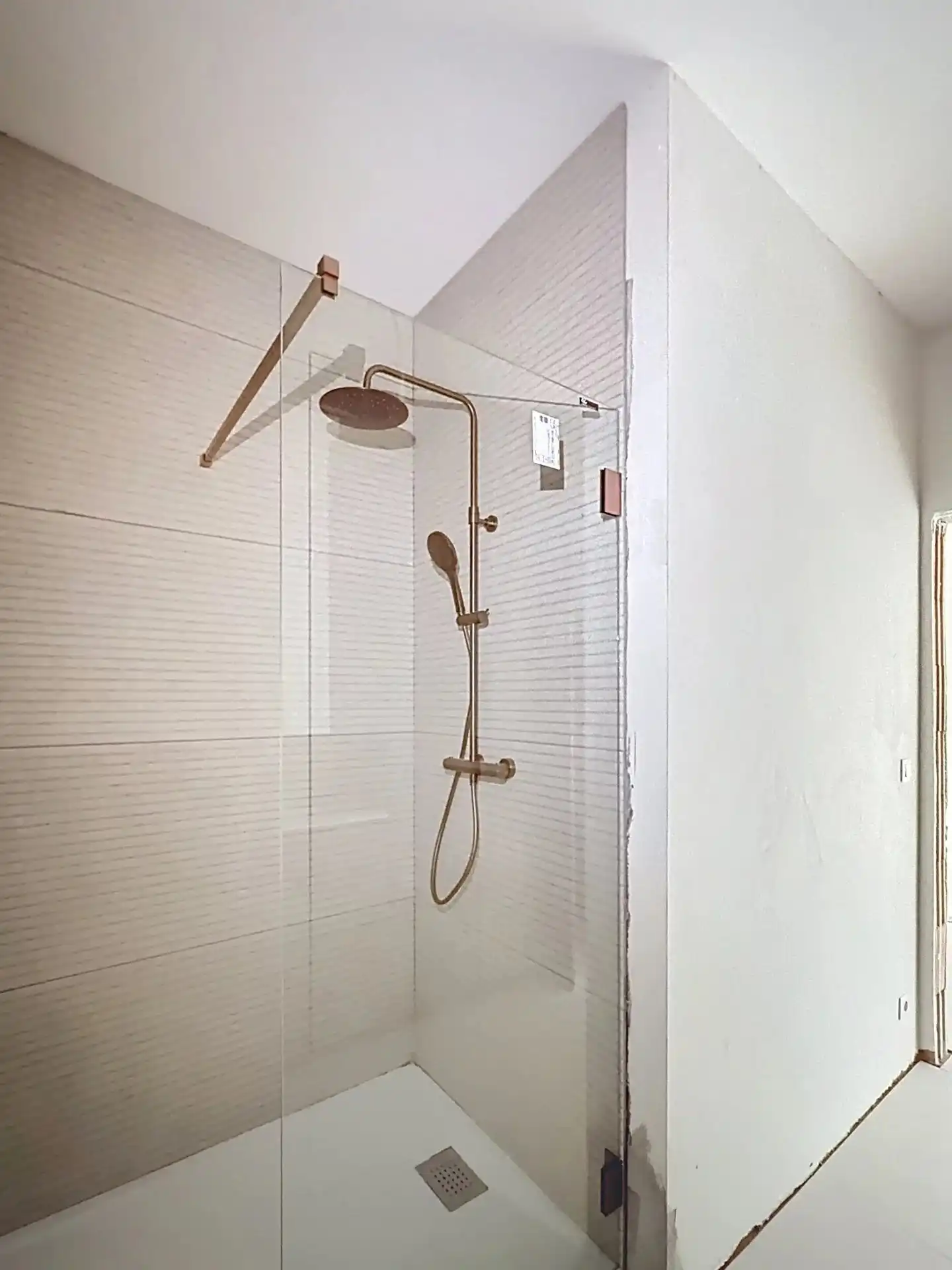 Luxueus en modern afgewerkt gelijkvloers appartement met tuin, 1 slaapkamer en 2 staanplaatsen. foto 14