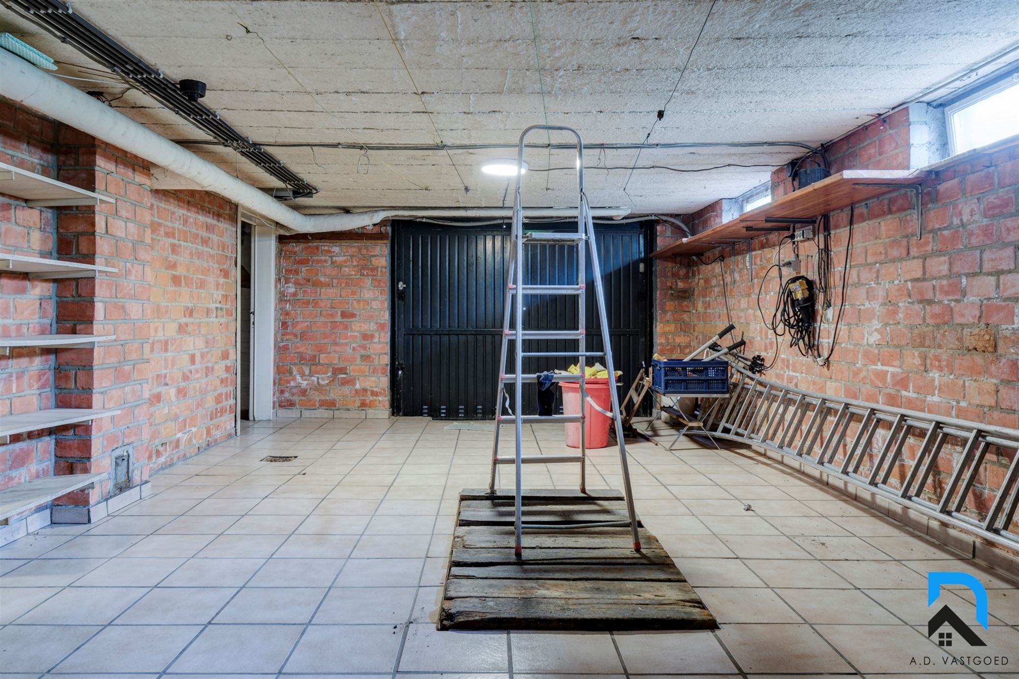 Halfopen bebouwing met tuin op toplocatie foto 20