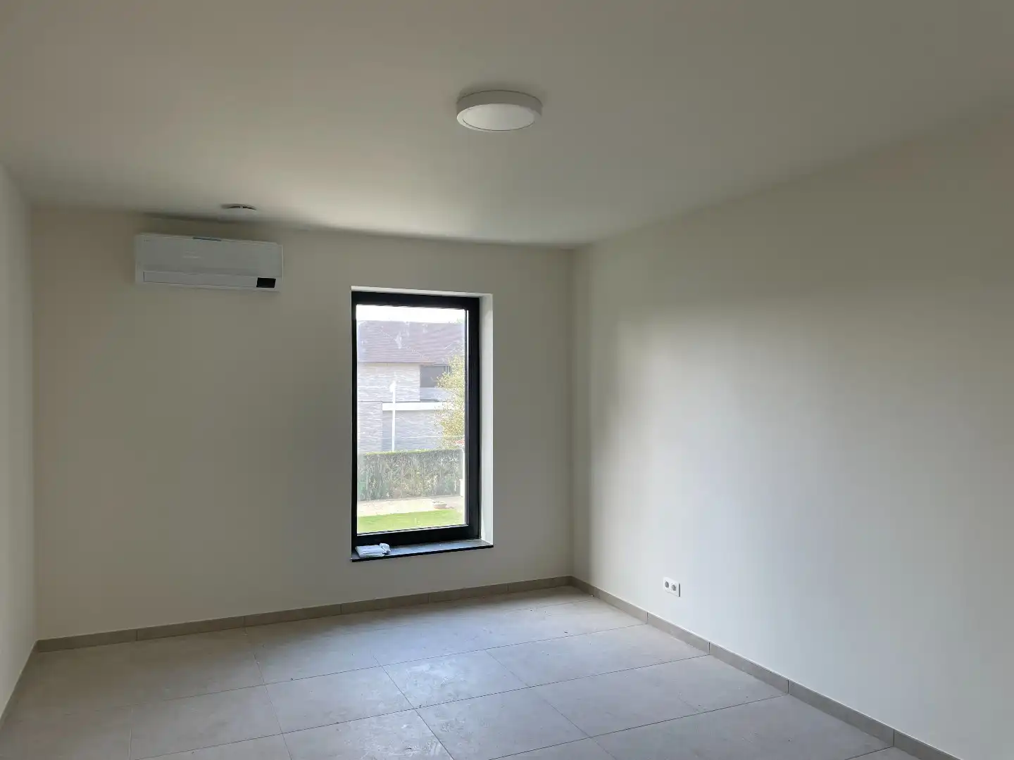 Zeer ruime moderne halfopen nieuwbouwwoning met tuin/terras en garage foto 26
