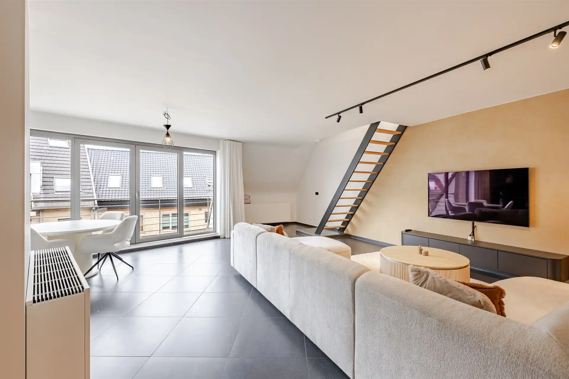 Modern en lichtrijk appartement met 3 terrassen+staanplaats  foto 2