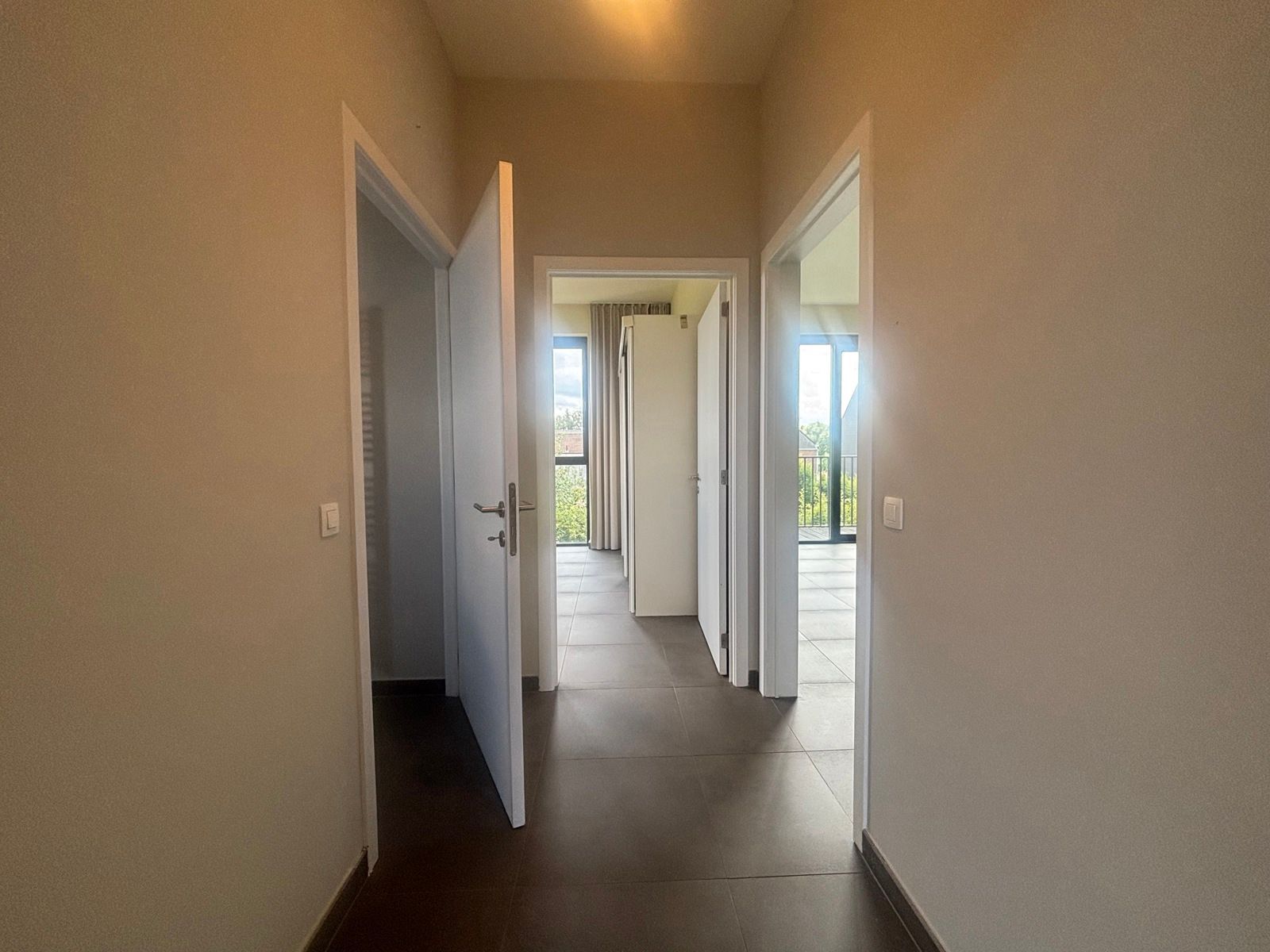 TE KOOP: Zeer mooie Serviceflat 2 SLAAPKAMERS en terras! foto 2