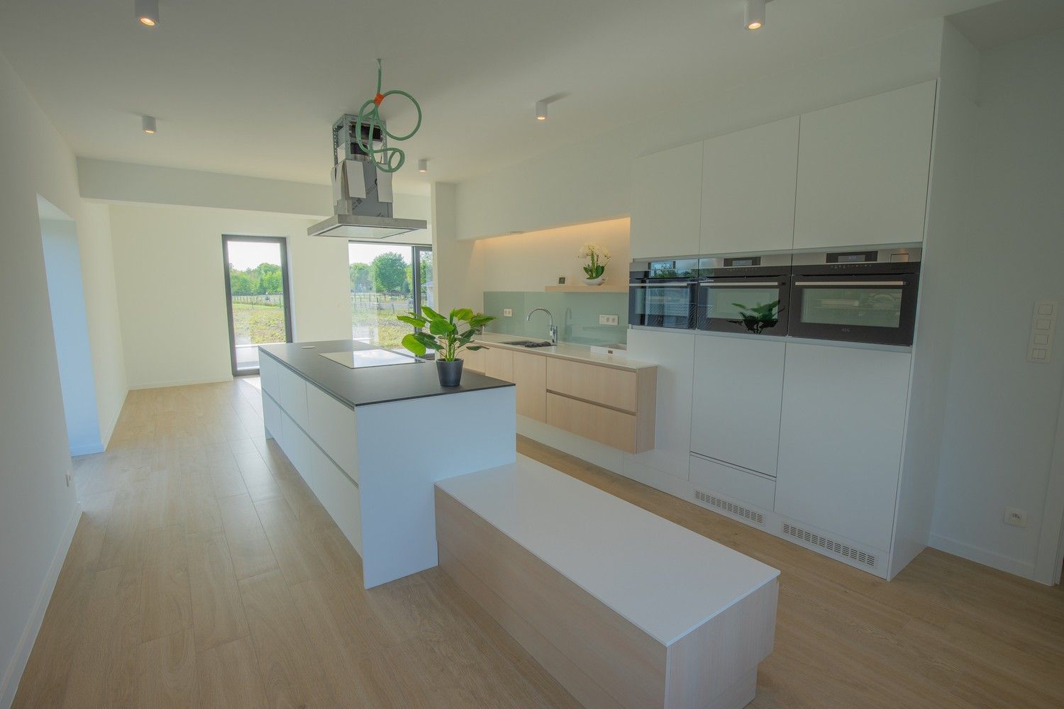 Exclusieve vernieuwbouwvilla met 5 slaapkamers en ruime tuin in Ramsel foto {{pictureIndex}}