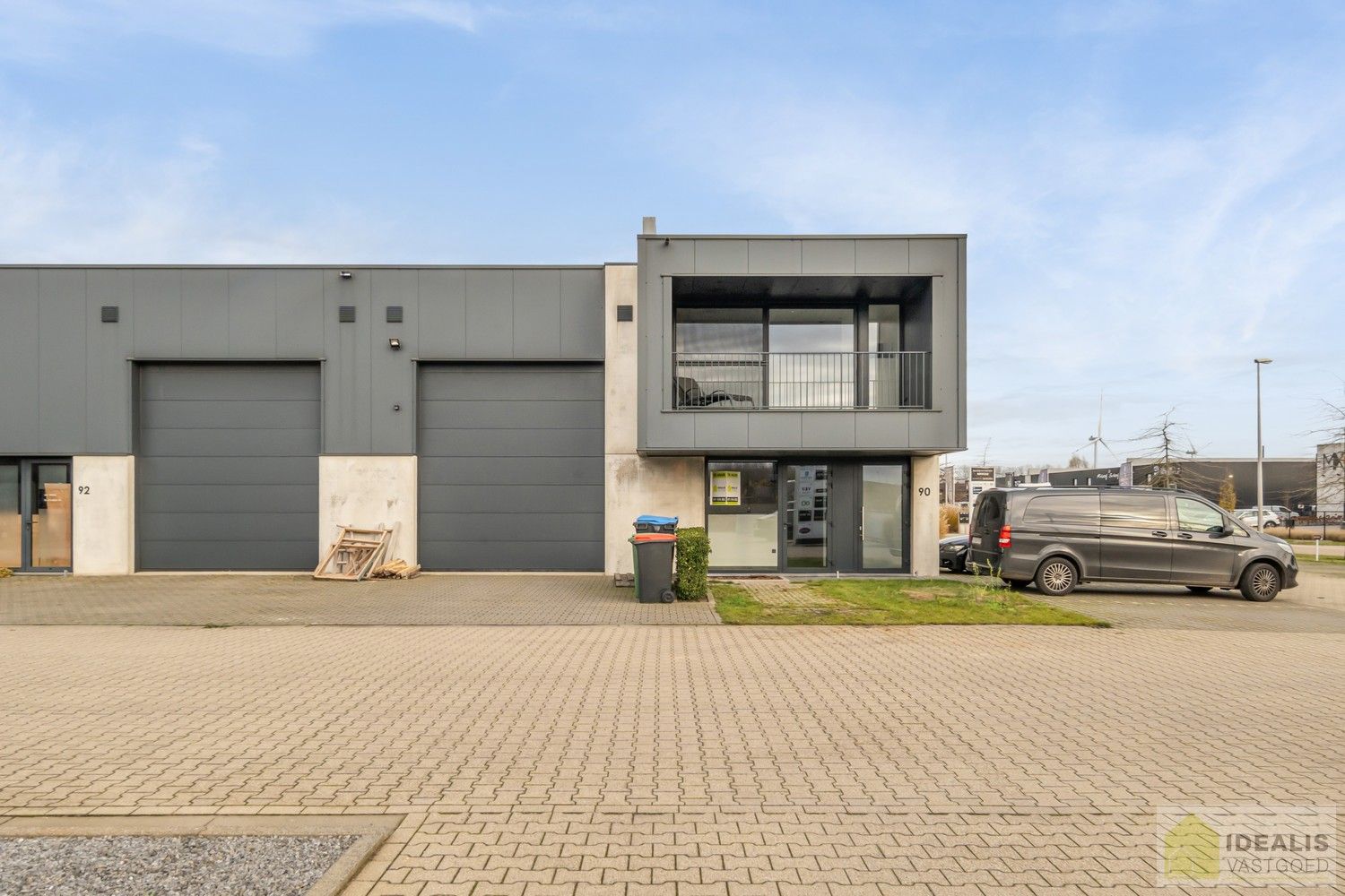 INSTAPKLAAR APPARTEMENT MET MAGAZIJN/KANTOOR OP BEDRIJVENTERREIN DE RIETKOLK!! Dit instapklare pand bestaat uit een hal/opslag van +-100m², met bureel/keuken en een aparte inkom voor het woongedeelte. Het appartement omvat een ruime woonkamer met uitgeruste keuken, 2 slaapkamers, badkamer, bergruimte en waskamer. Het pand leent zich perfect als kantoorlocatie met opslag in combinatie met wonen. foto 4