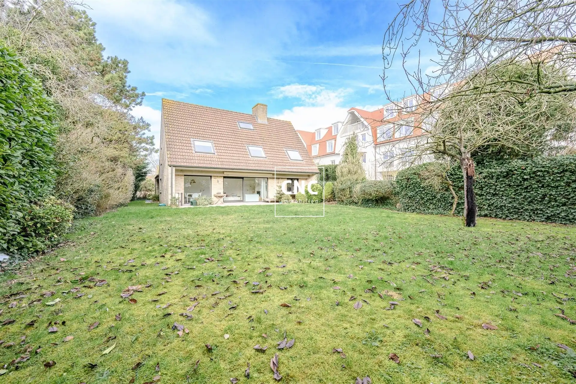 Alleenstaande villa met zuidgerichte tuin in de Oosthoek foto {{pictureIndex}}