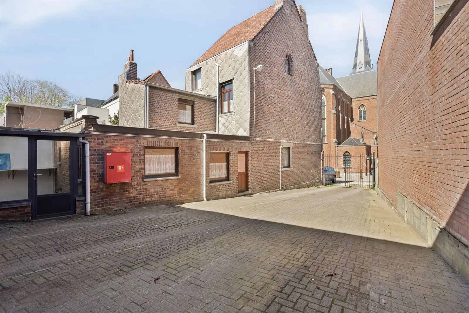 Woning met grote atelier(+/-205m²) te centrum Dworp foto 7