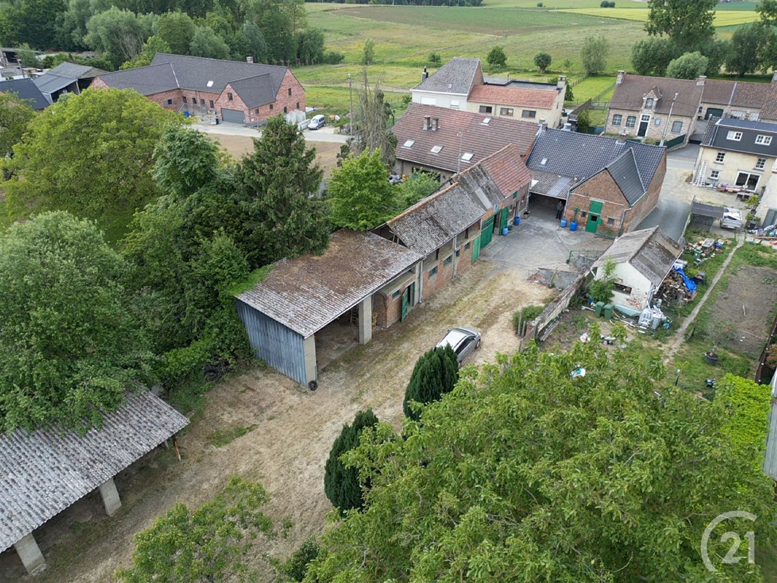 Te renoveren 3 gevelwoning met stallen en tuin op 17are22 foto 3
