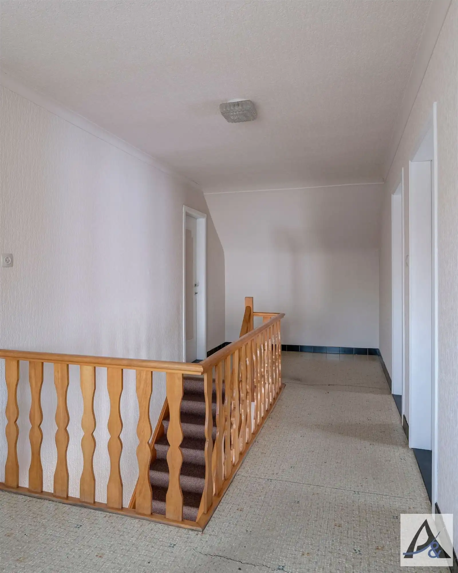 Te renoveren woning met potentieel in rustige buurt foto 16