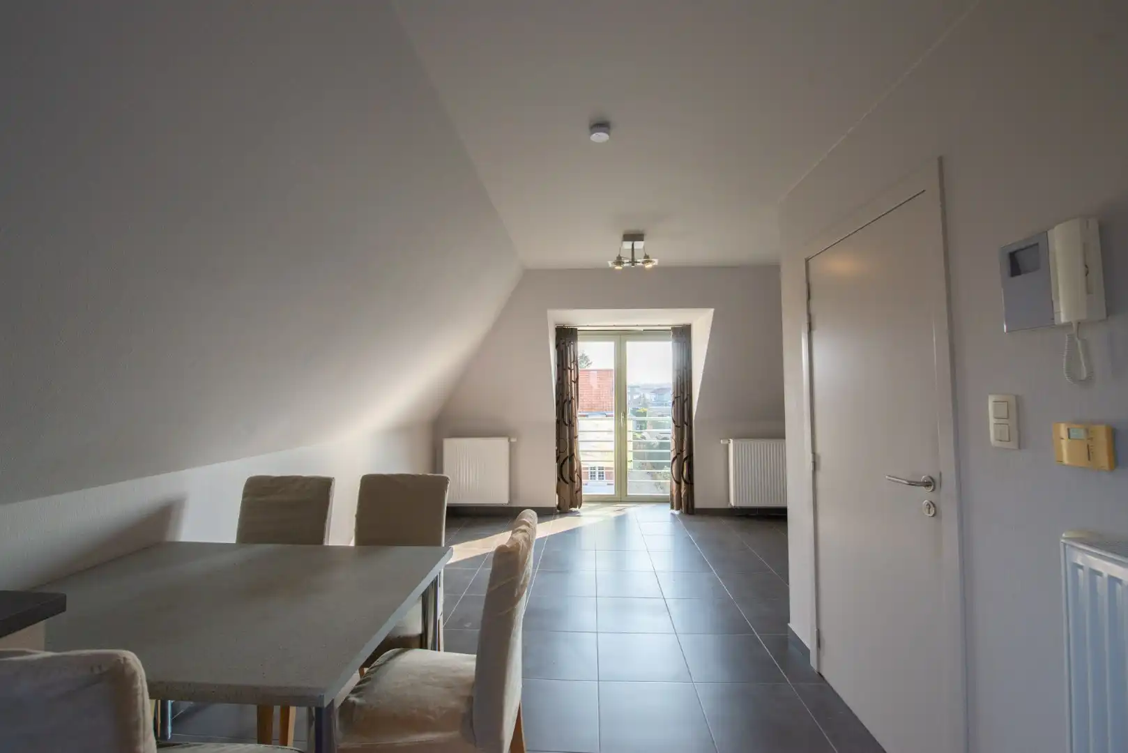 Gezellig 1 slpk dakappartement met staanplaats op centrale ligging te Sint-Joris foto 5