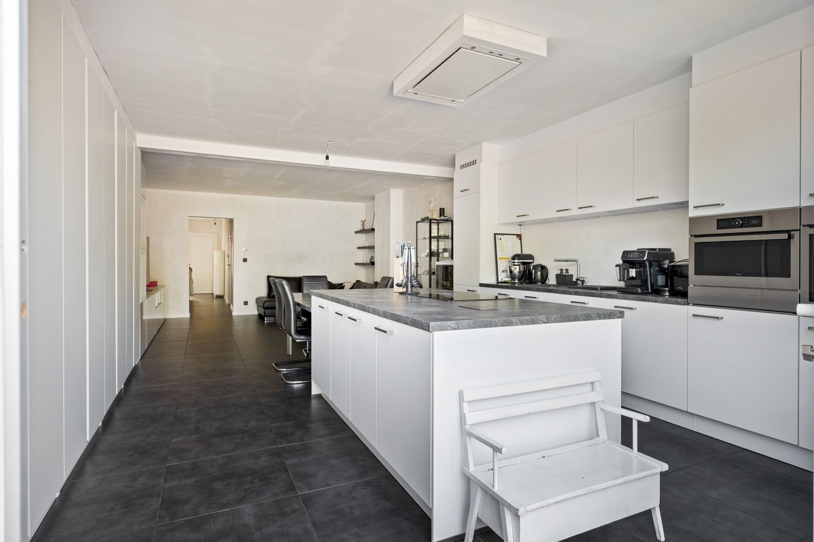 Gerenoveerde woning met 4 slpk, ruime tuin in rustige buurt foto 2