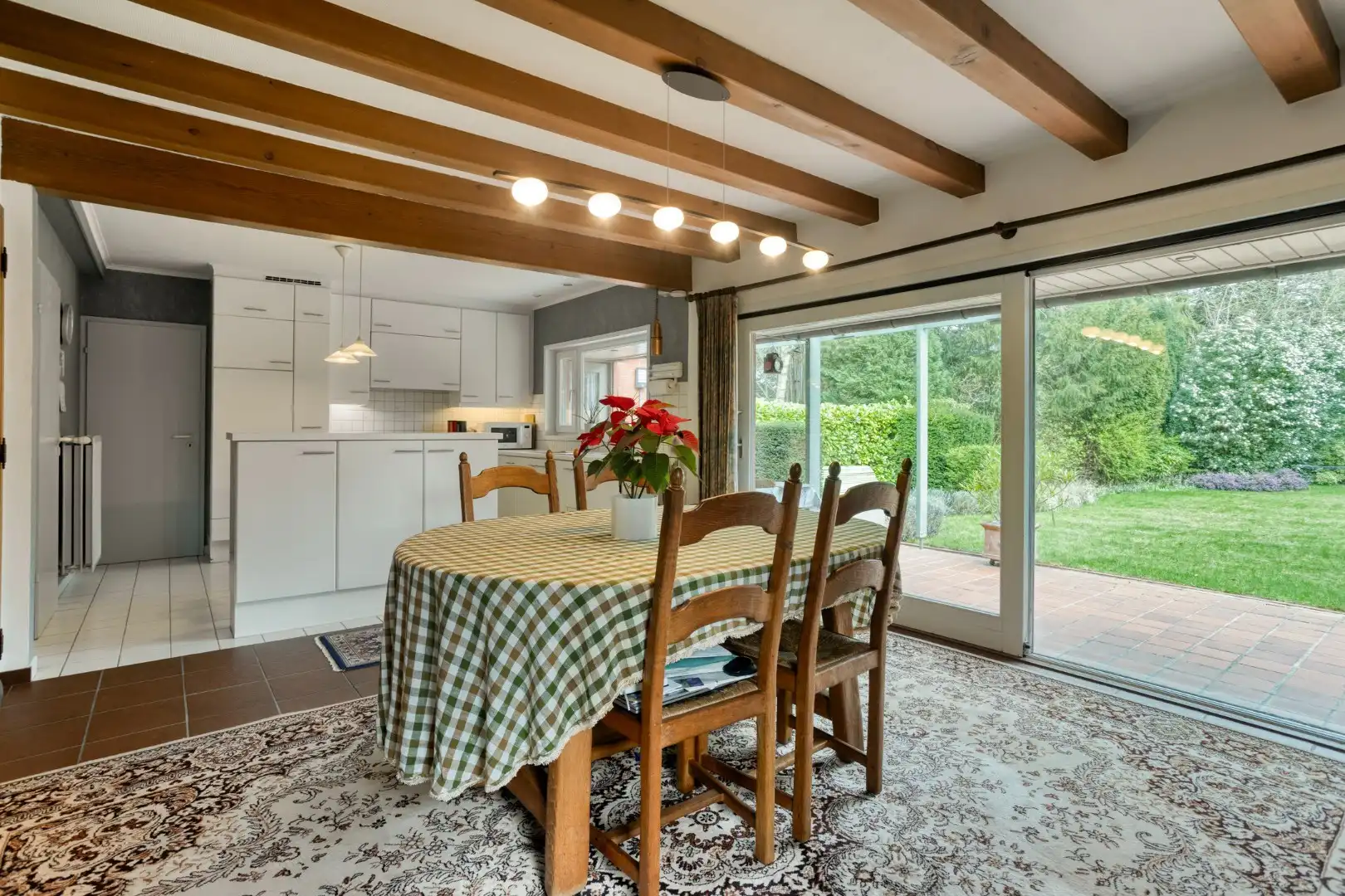 Alleenstaande woning met 2 slaapkamers, garage en grote tuin - verscholen in het groen. foto 9