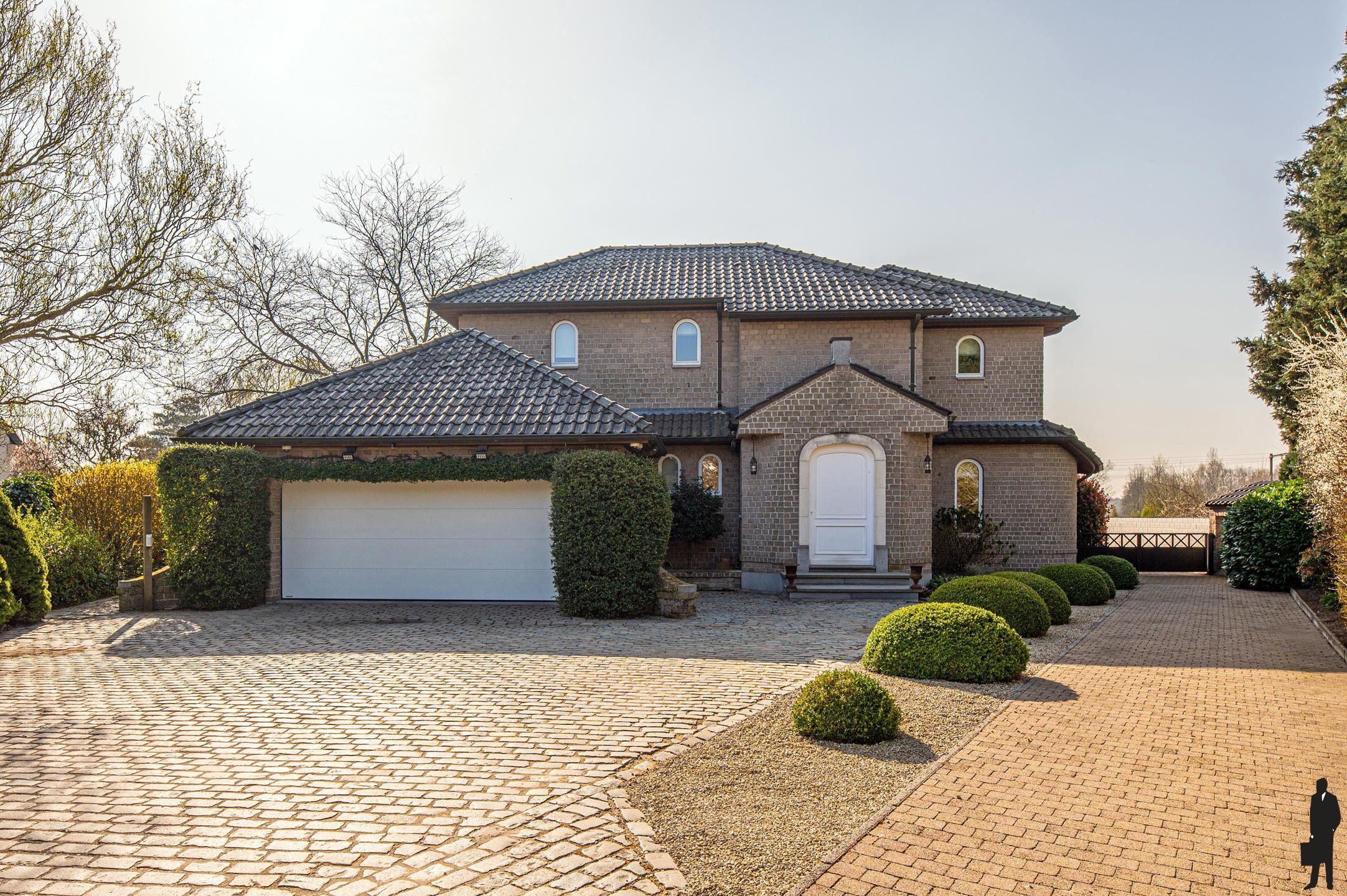 Exclusieve mediterraanse villa met 3 slaapkamers, 3 badkamers en parktuin op 3.805 m² foto {{pictureIndex}}