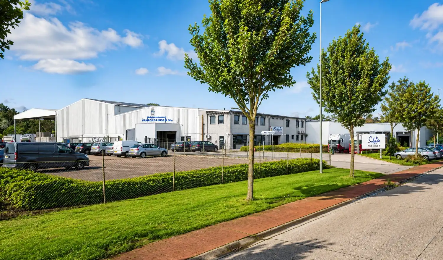 Logistiek bedrijfscomplex foto {{pictureIndex}}
