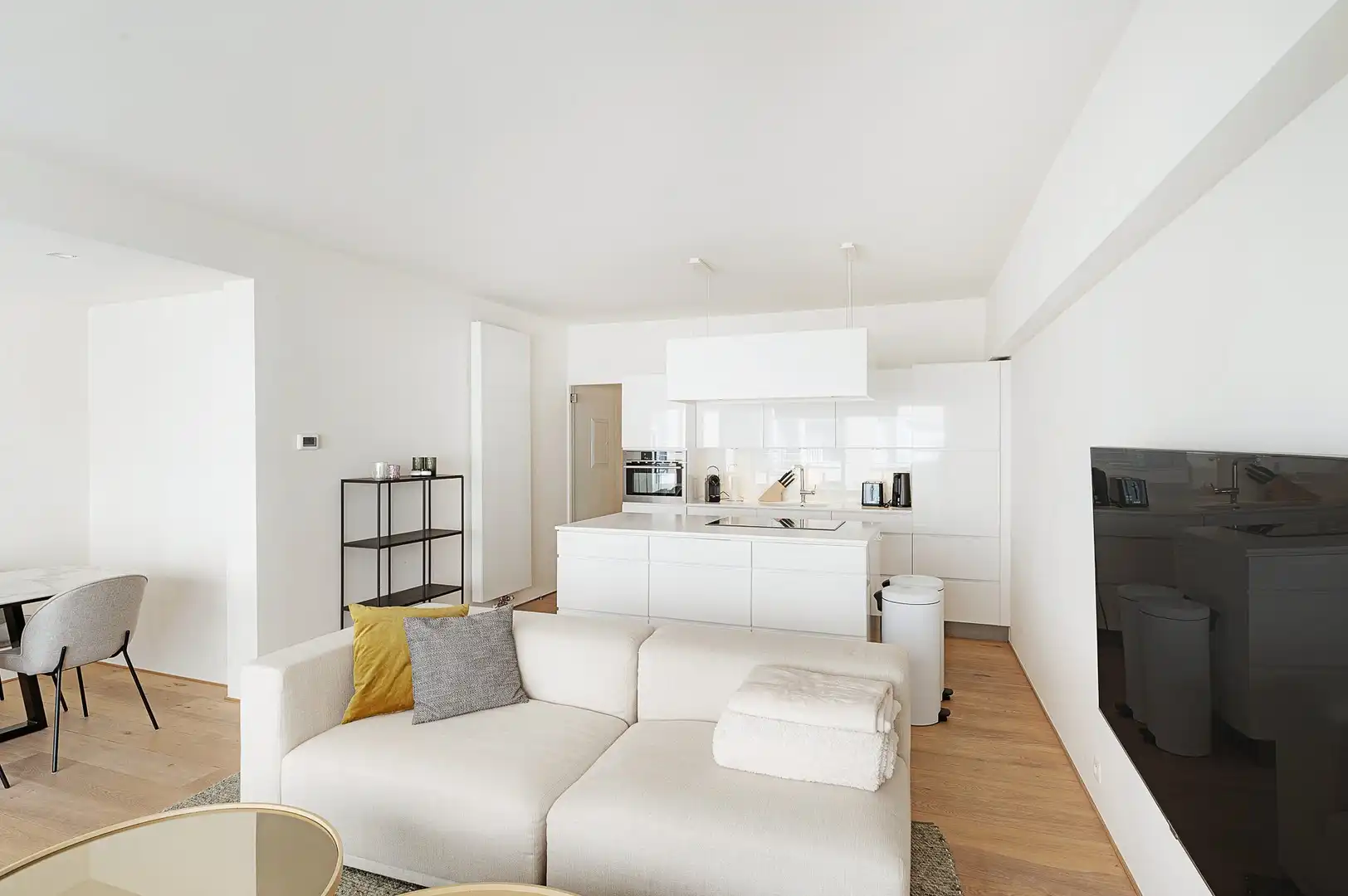 Hedendaags appartement genietend van zijdelings zeezicht, vlakbij de zee. foto 9