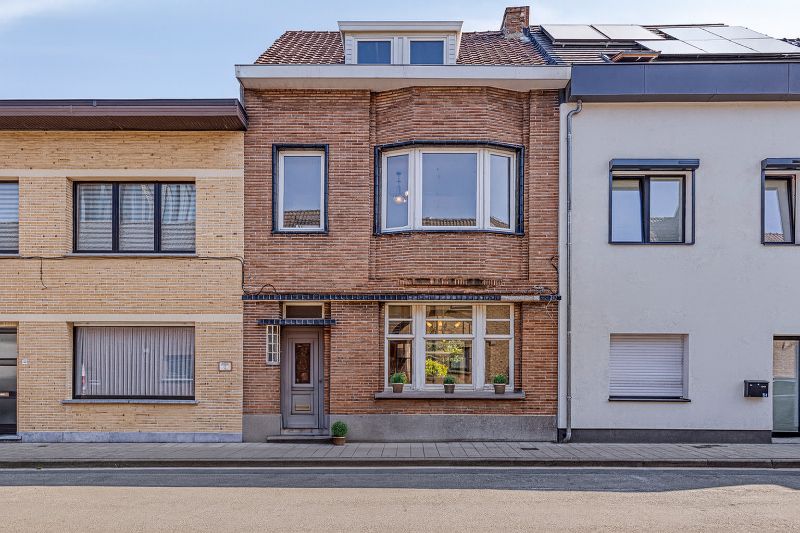 Hoofdfoto van de publicatie: Charmante woning met opvallende gevel ligt op je te wachten.