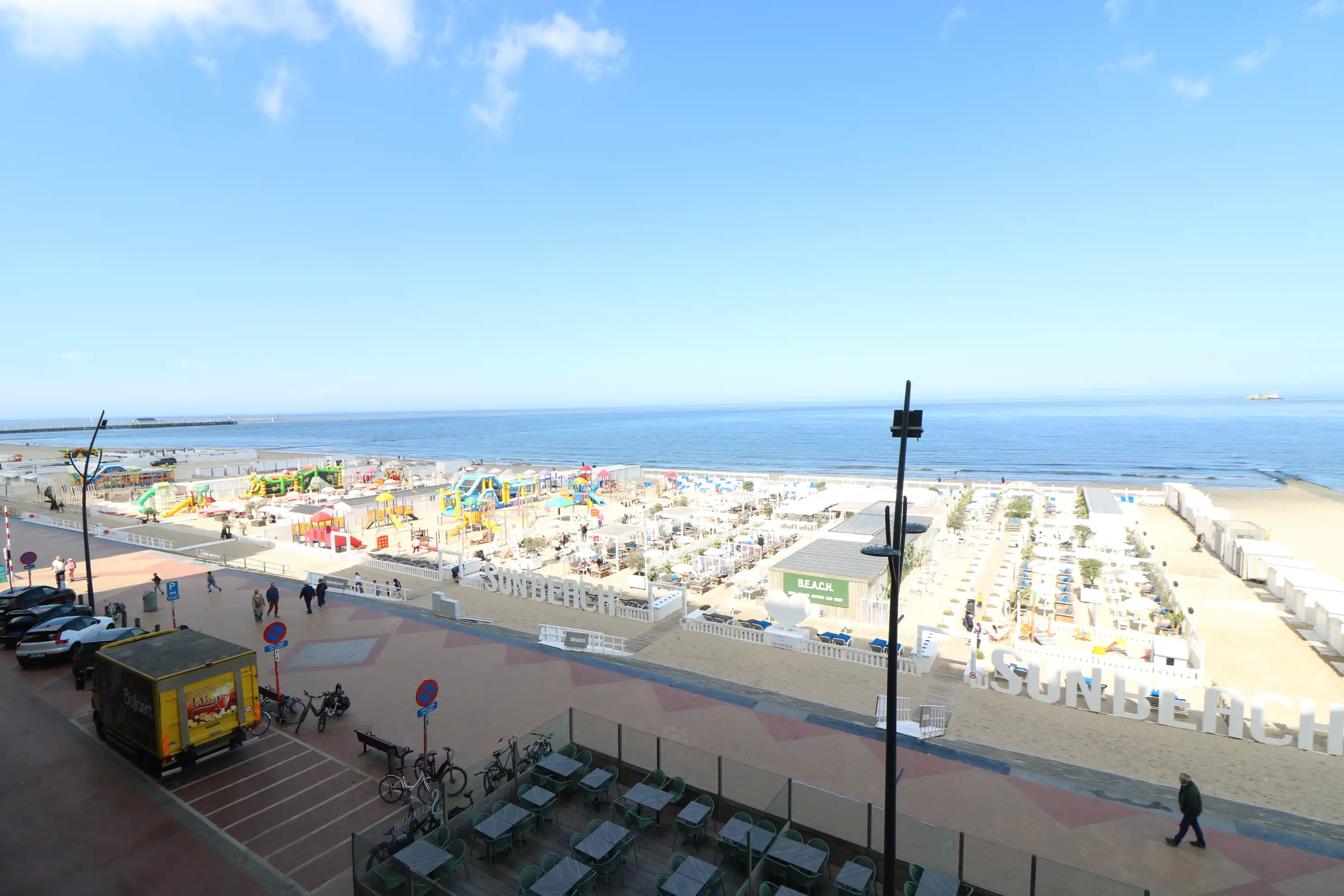 Bijzonder ruim (90 m²), hedendaags 2-slaapkamerappartement met prachtig frontaal zicht op zee.  foto 6