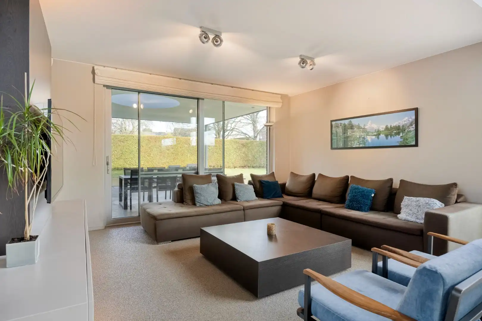 Moderne, ruim ingedeelde woning op een mooi perceel van 13 are met zwembad. foto 7