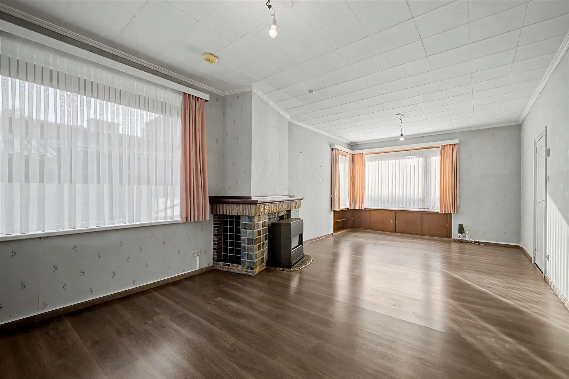 Uitstekend gelegen halfopen bebouwing met ruime oprit, 3 slaapkamers en uitgestrekte tuin foto 3