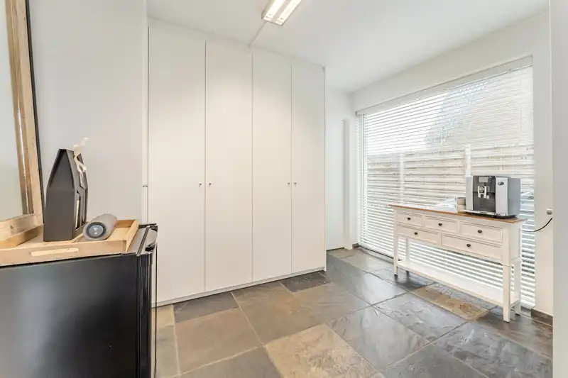 Roeselare-Gits. Opportuniteit aan de Bruggesteenweg gelegen. RUIME LUXE VILLA MET MAGAZIJN & KANTOOR, 4 slaapkamers, uiterst commercieel en zichtbaar. Recent vernieuwd ! foto 4