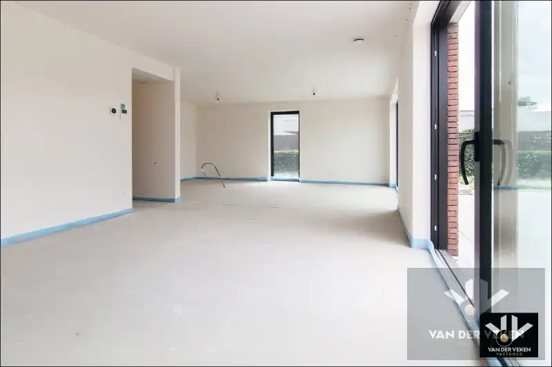 Ruim gelijkvloers nieuwbouwappartement met 4 slaapkamers en 2 badkamers, ruim terras en een mooie tuin op een goed bereikbare locatie! foto 8