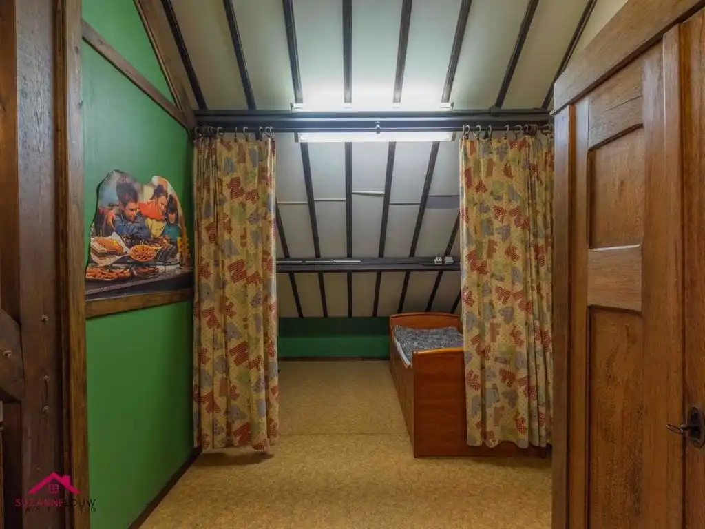 Karaktervolle, vrijstaande woning op riant perceel foto 29
