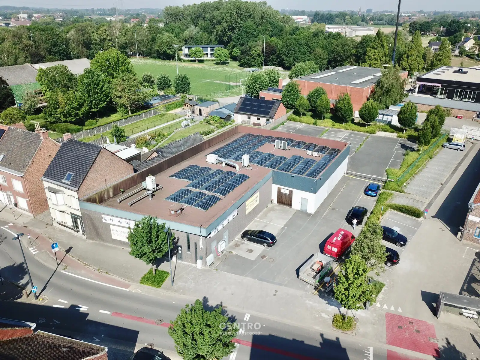 Multifunctioneel bedrijfspand (binnenrecreatie, toonzaal, winkel, opslag,...) van 782m² met 40 parkeerplaatsen op eigen terrein te Bavikhove (Harelbeke). foto 2
