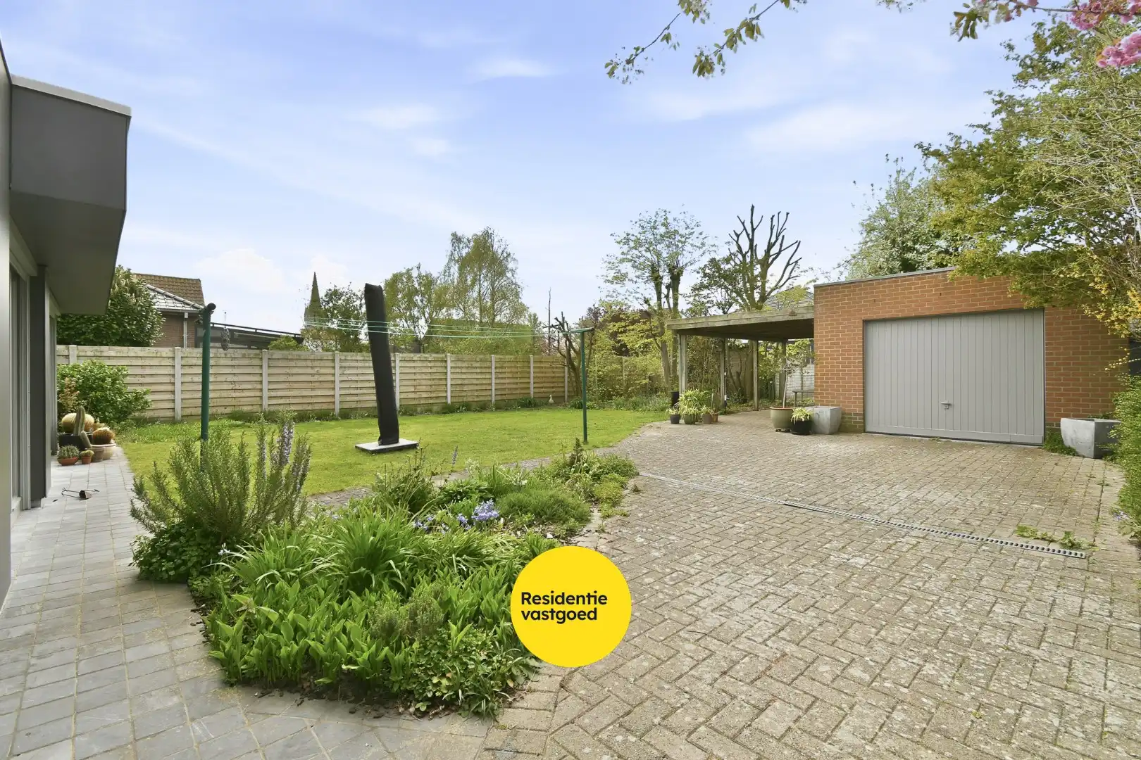 Instapklare woning met 4 slaapkamers, garage en carport foto 4