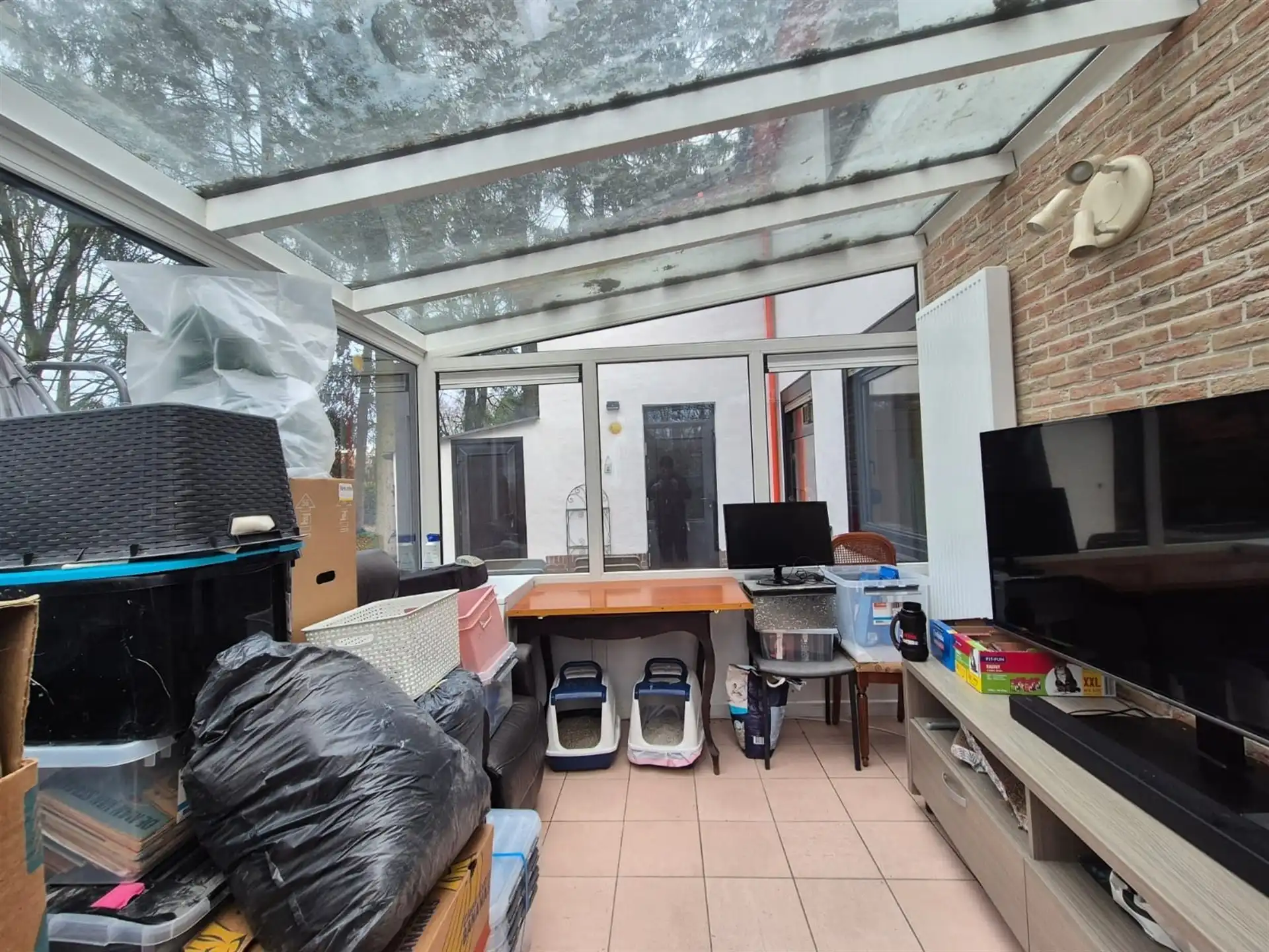Ruime woning met 3 slaapkamers gelegen in een groene omgeving. foto 24