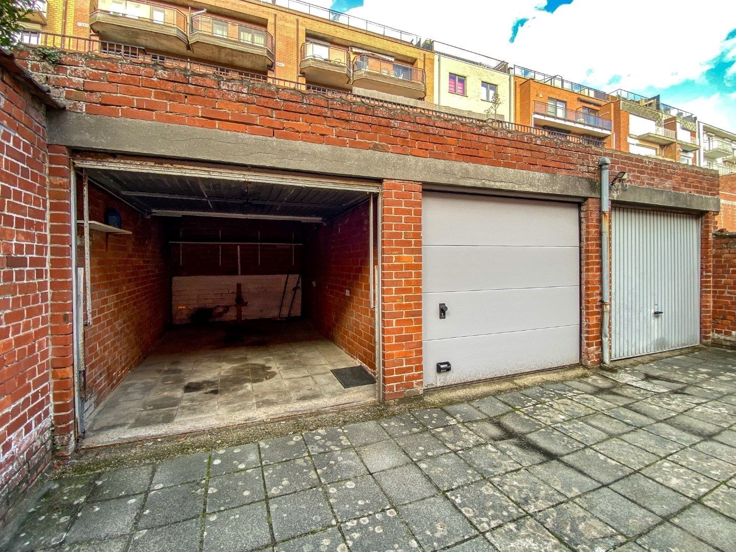 Bovengrondse garagebox te Koksijde-Bad, gelegen vlakbij het centrum en het strand.  foto {{pictureIndex}}