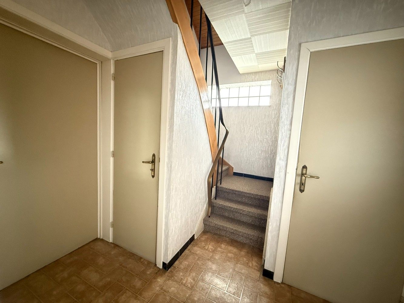 Half open bebouwing met 3 slaapkamers en garage, gelegen in een rustige woonwijk op 277m² foto 12