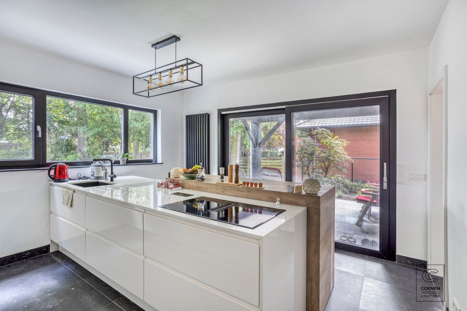 Prachtig, volledig gerenoveerde villa van 351 m² en 6 slaapkamers op een uiterst rustige locatie! foto 12