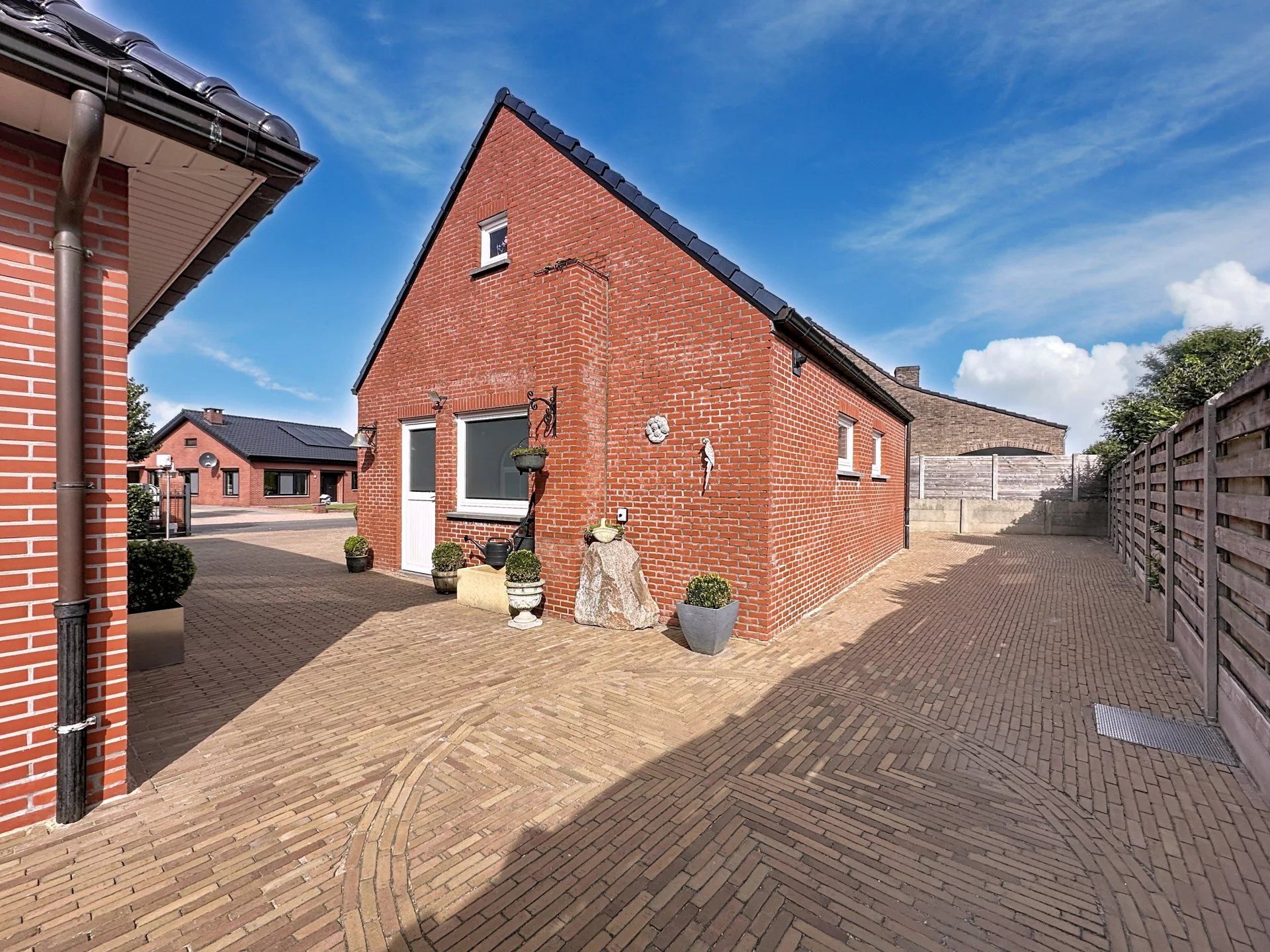 Mooie, vrijstaande woning gelegen op een perceelsgrootte van 9 are, met maar liefst 4 slaapkamers en een ruime dubbele garage. foto 45