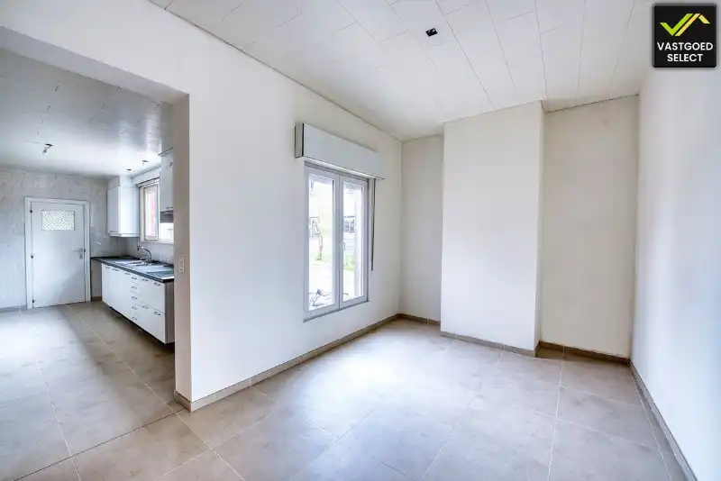 Lichtrijke woning met 2 slaapkamers, warmtepomp, zonnepanelen, parkeerplaats en tuin nabij centrum Eeklo foto 5