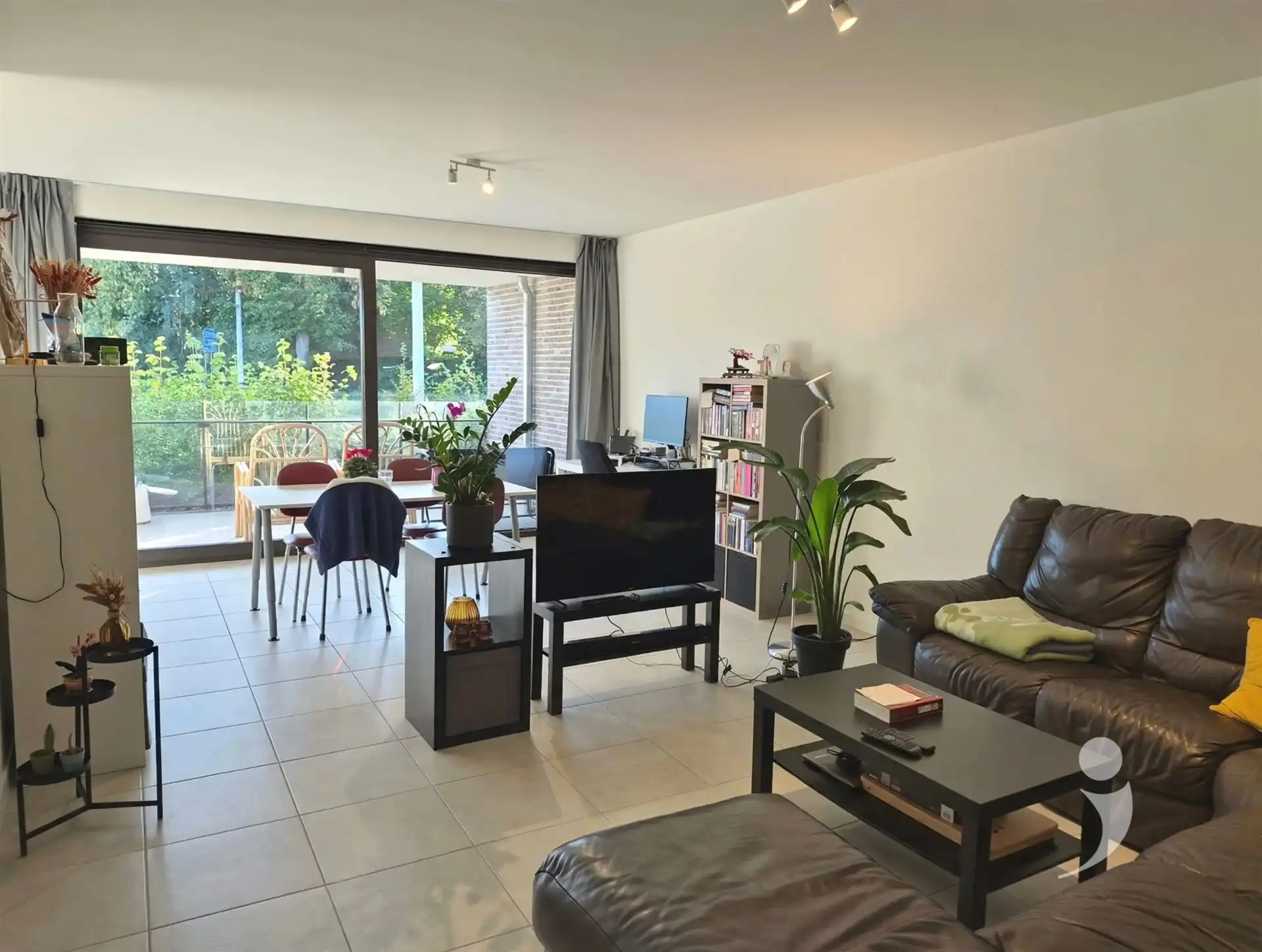 Recent gelijkvloers appartement met staanplaats voor de wagen foto 2