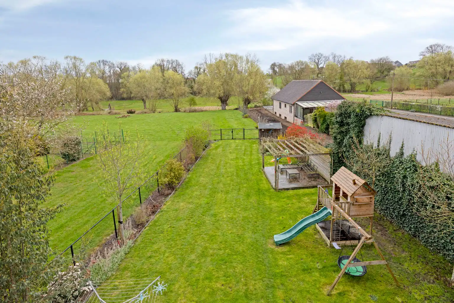 INSTAPKLARE WONING MET BIJGEBOUW EN RUIME GARAGE/LOODS  foto 18