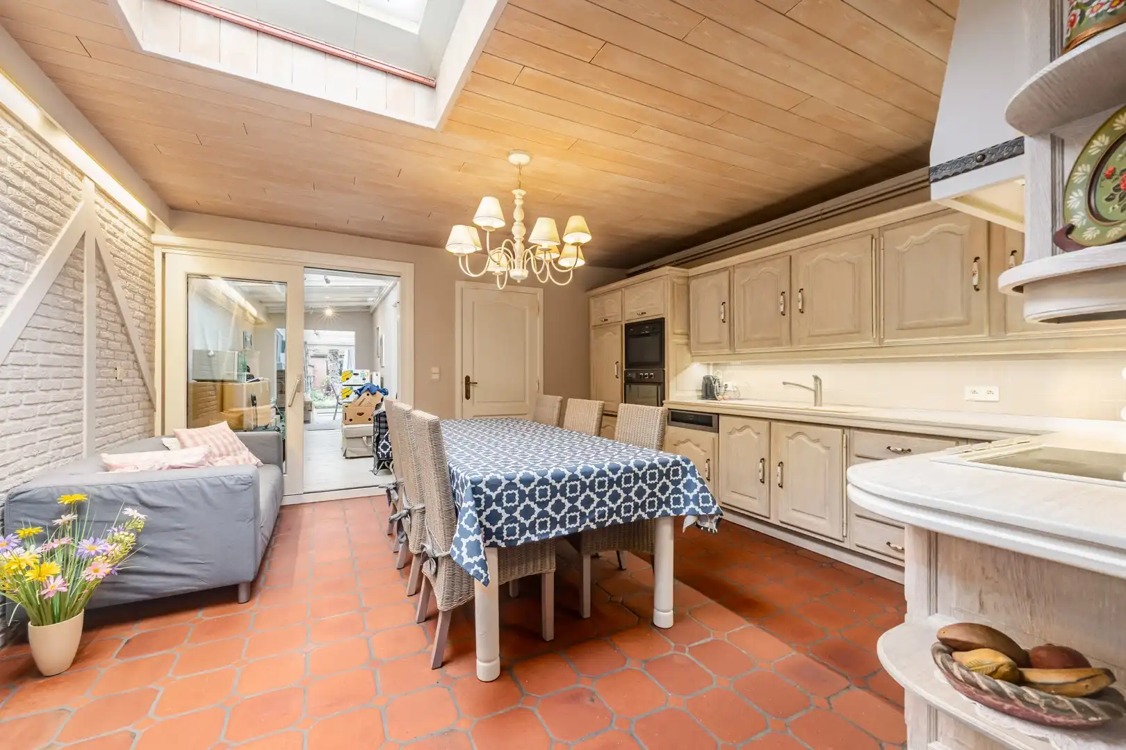 Centraal gelegen woning met 3 slaapkamers en ruime veranda foto 6