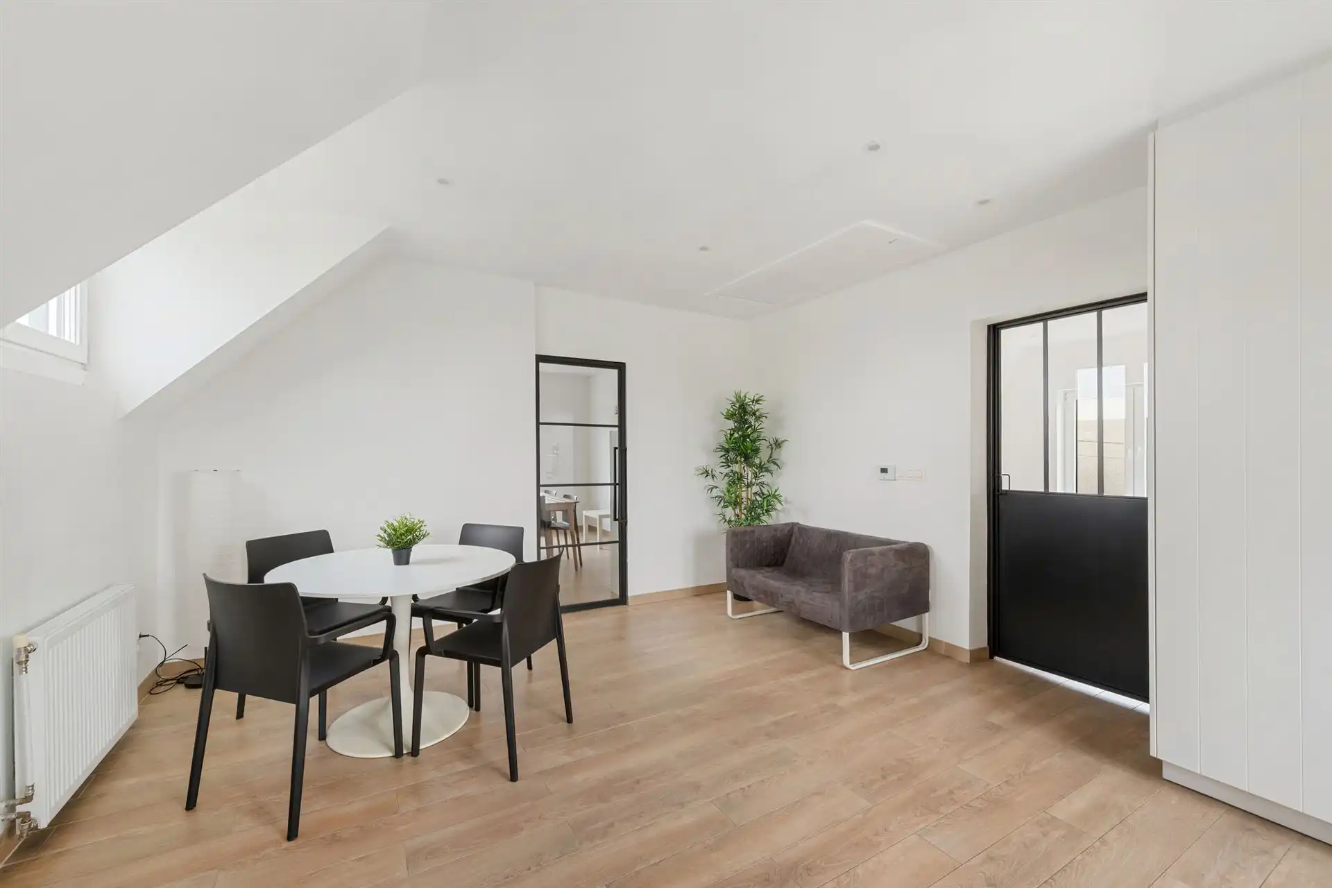 Ideaal kantoorgebouw/praktijk met appartement/extra kantoor foto 22