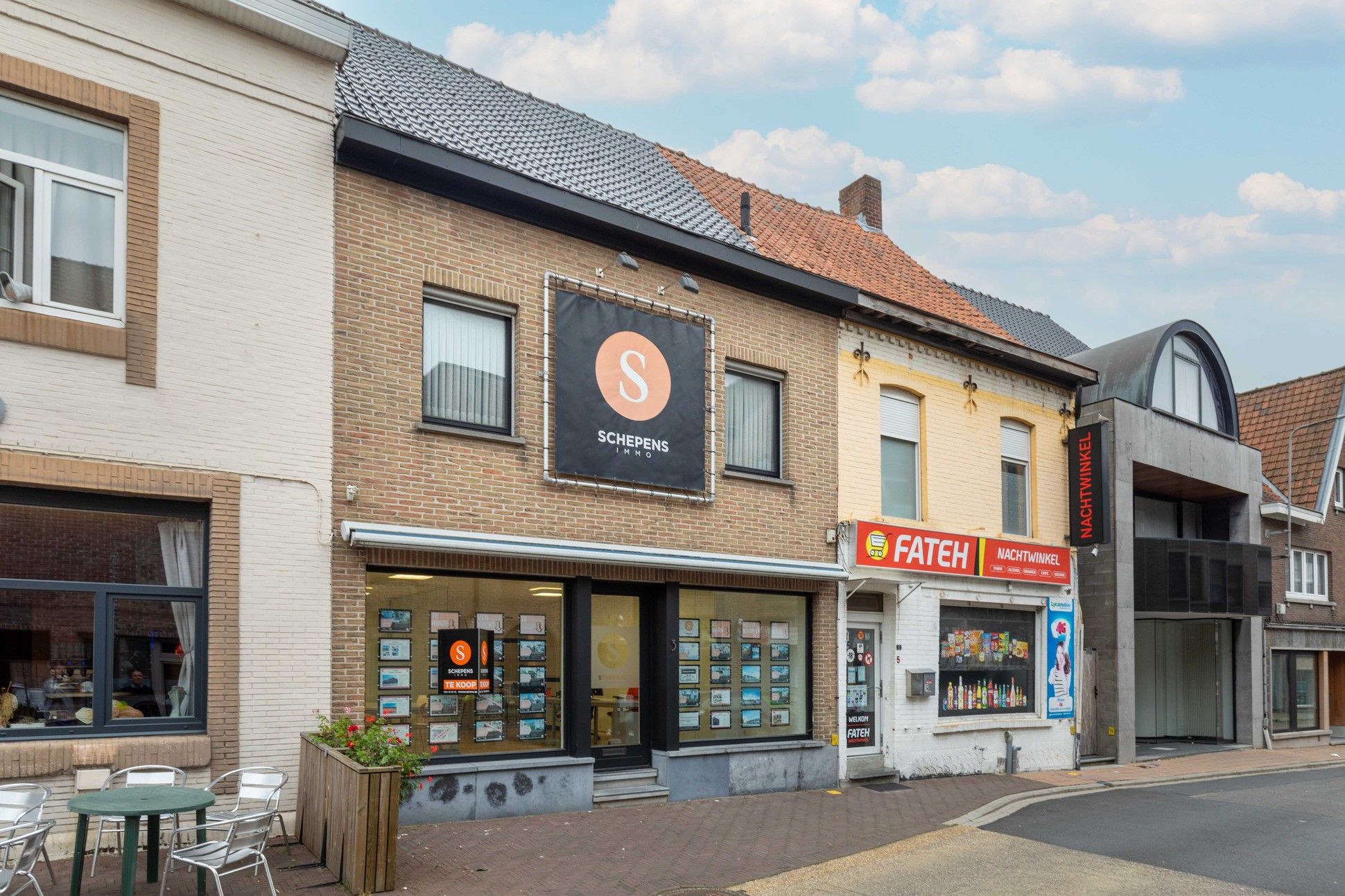 Kantoor/winkel met woning en Magazijn te koop in het centrum van Meulebeke. foto {{pictureIndex}}