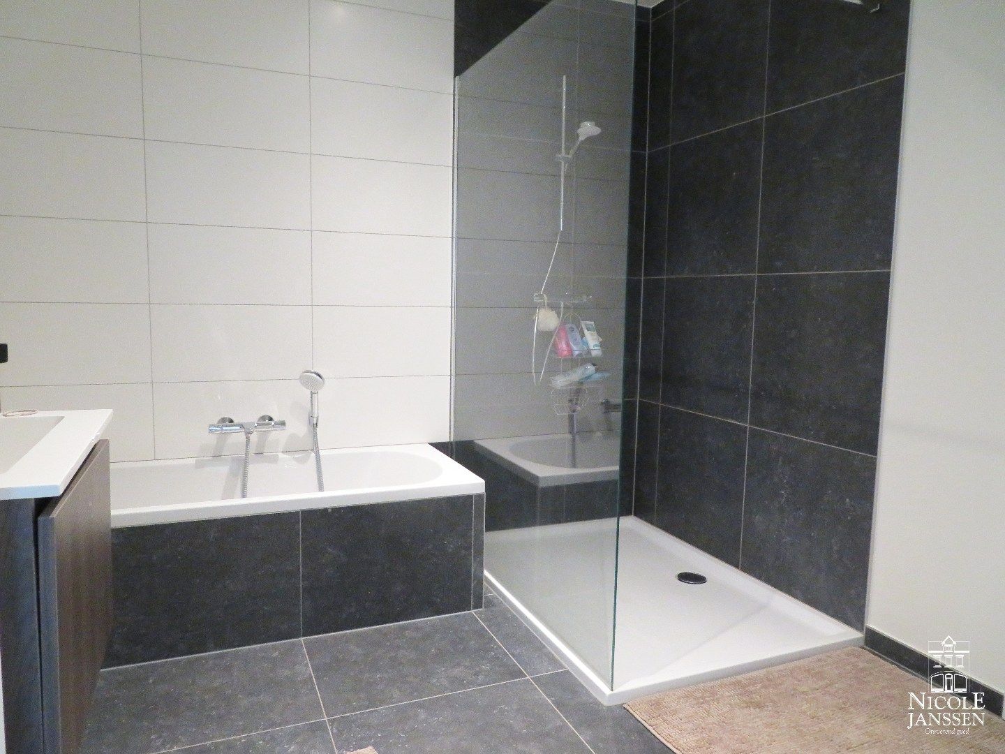 Trendy appartement met gezellig binnenterras en lift in het hartje van Maaseik foto 9