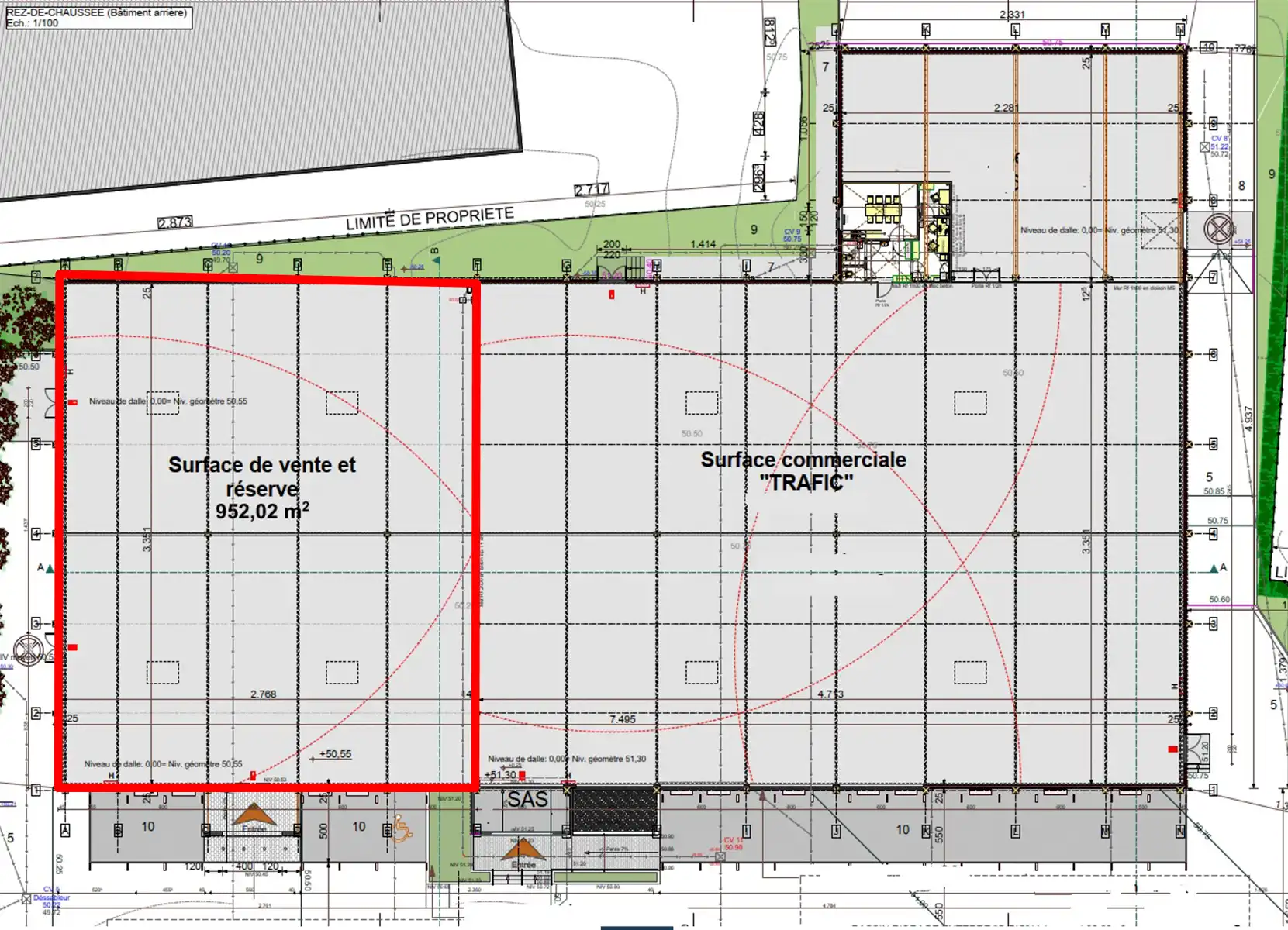 Handelspand van 950 m2 te huur in het commercieel centrum te Froyennes. (70 enseignes) foto 5