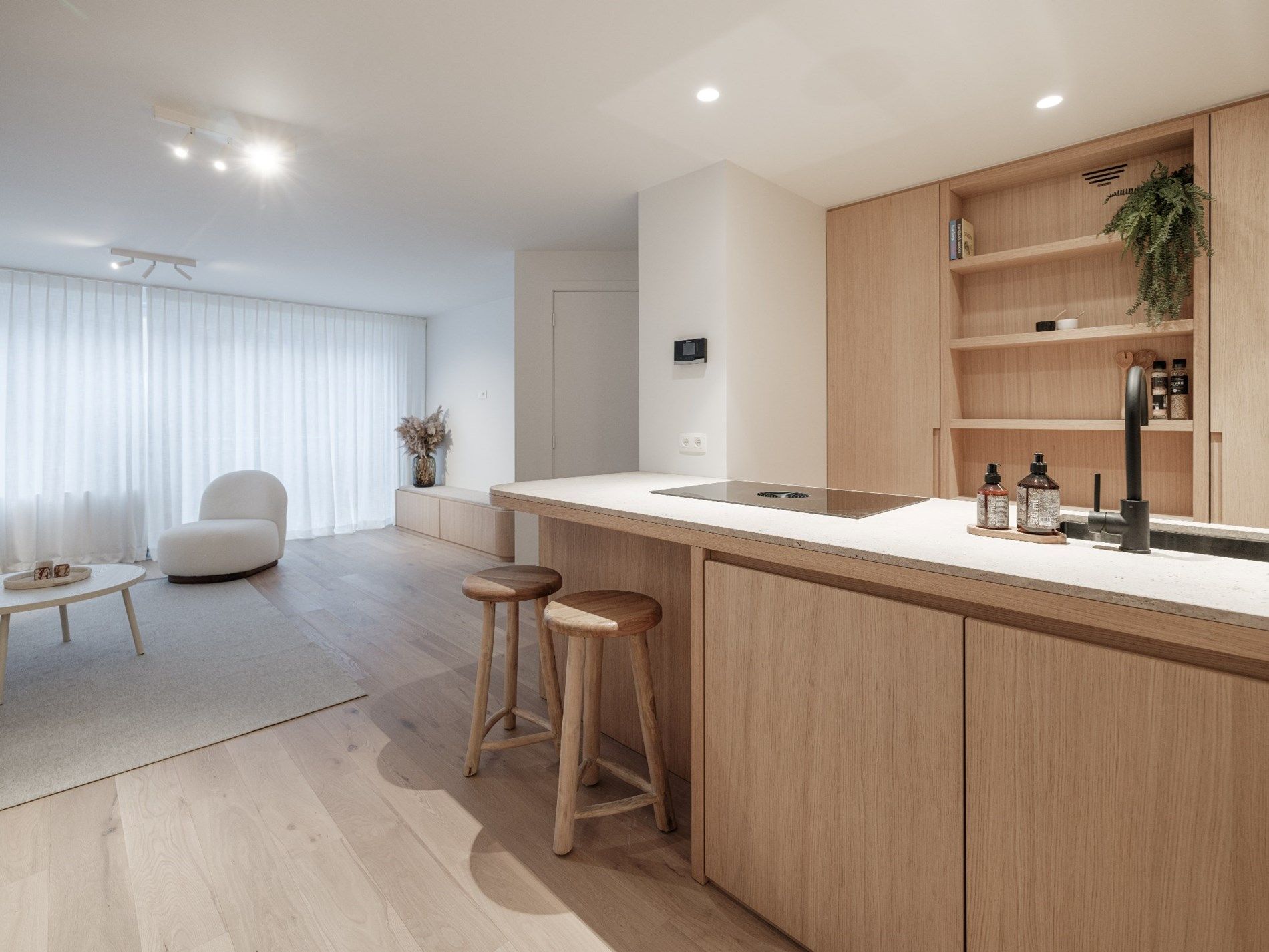 Prachtig en stijl gerenoveerd 3-slaapkamer appartement dat gelegen is naast de Lippenslaan, vlakbij de Zeedijk en alle commerciële voorzieningen in het centrum  foto 5