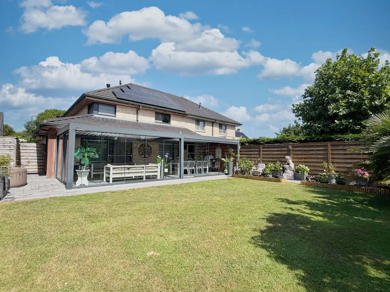 Energiezuinige, ruime gezinswoning op zonnig perceel foto {{pictureIndex}}
