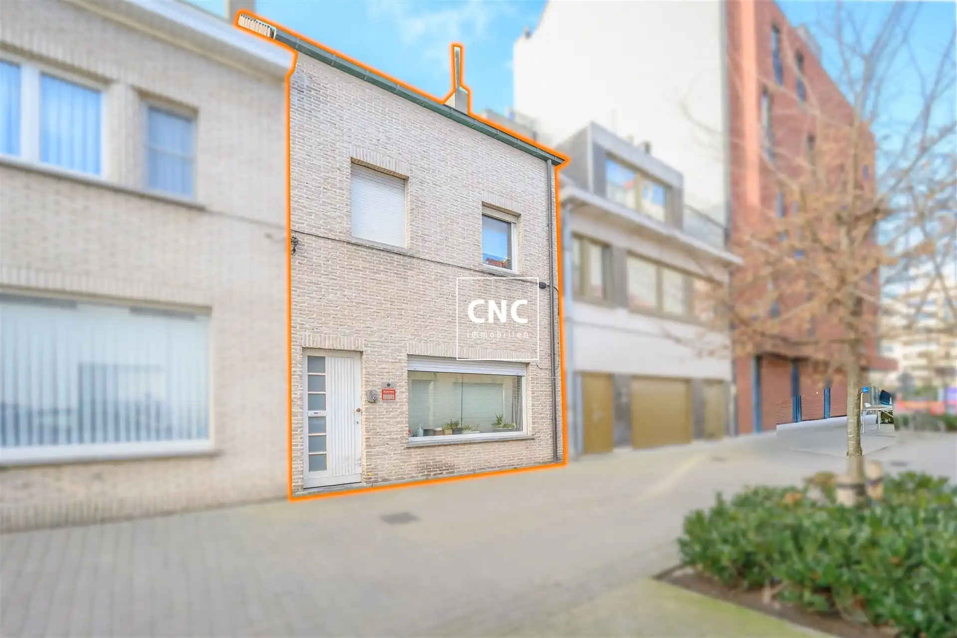 Rijwoning met renovatiepotentieel in het hart van Heist foto 3