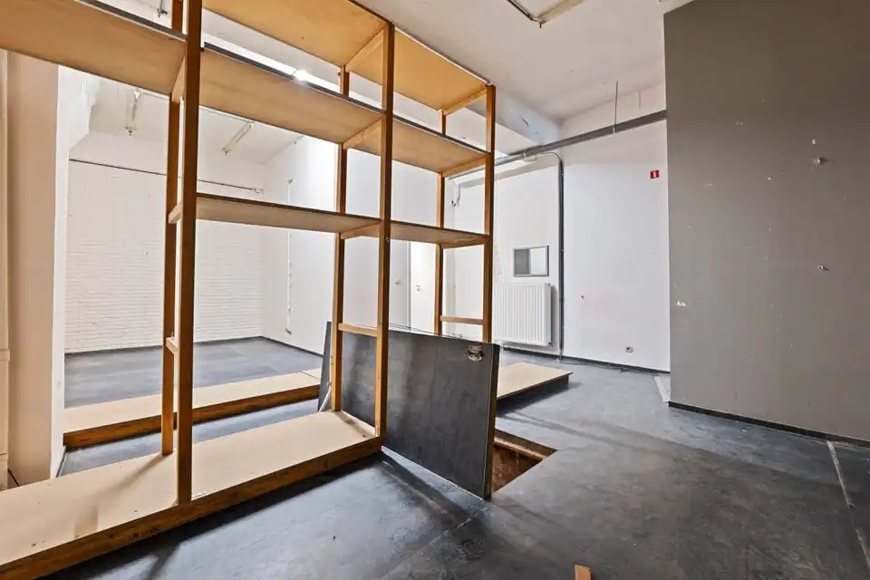 ICONISCH HANDELSPAND MET LUXUEUZE WOONST OP DE GROTE MARKT VAN SINT-TRUIDEN foto 44