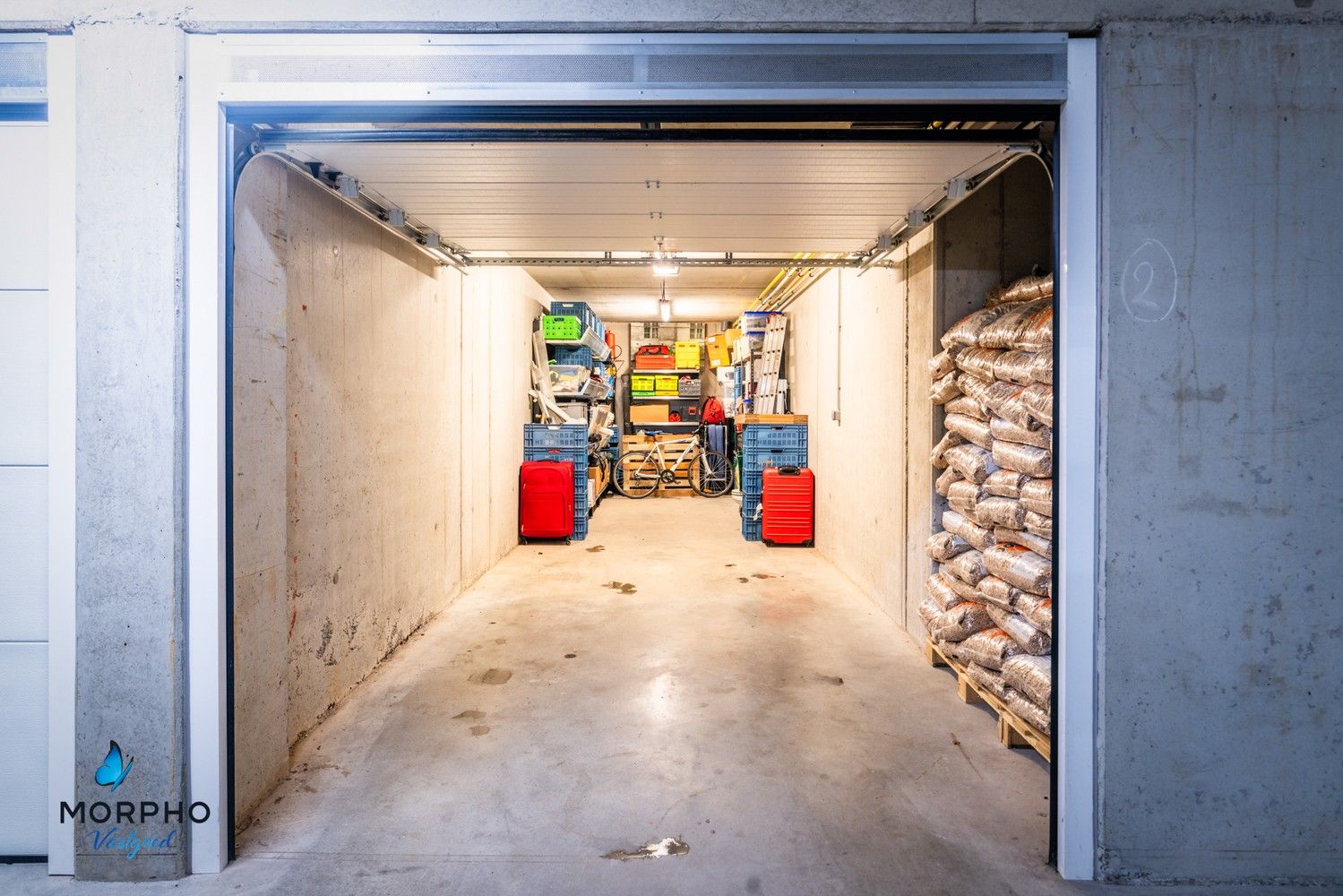 Te Koop: Privé Garagebox in Residentie Het Zonnehof, Aartrijke – Ideaal voor Twee Auto's foto 2