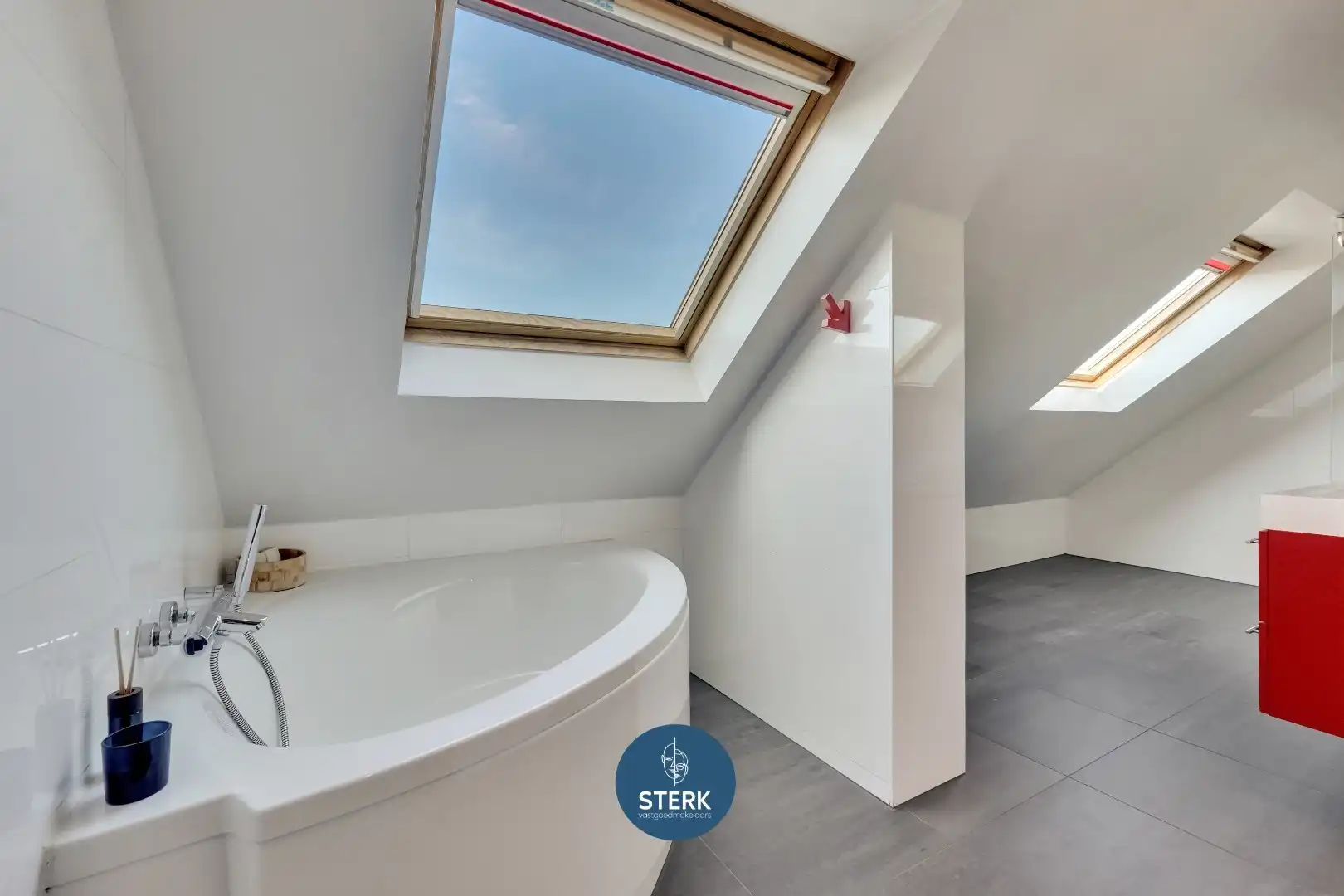 RIANTE DUPLEX MET 5 SLPKS, 2 BADKAMERS EN DUBBELE GARAGE IN CENTRUM LANAKEN ! foto 24