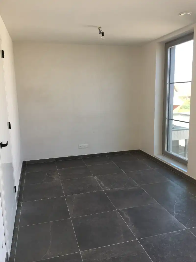 Energiezuinige nieuwbouwwoning met 3 slaapkamers, zonnige tuin en private parkeerplaats, rustig gelegen nabij het centrum van Oostduinkerke en op fietsafstand van zee! foto 17