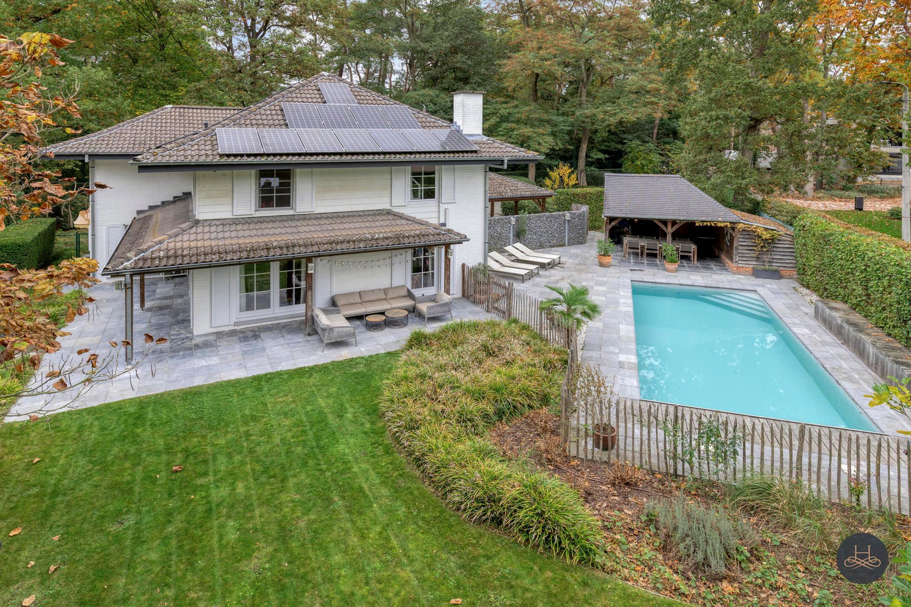 Indrukwekkende groen gelegen villa met zwembad en poolhouse  foto {{pictureIndex}}