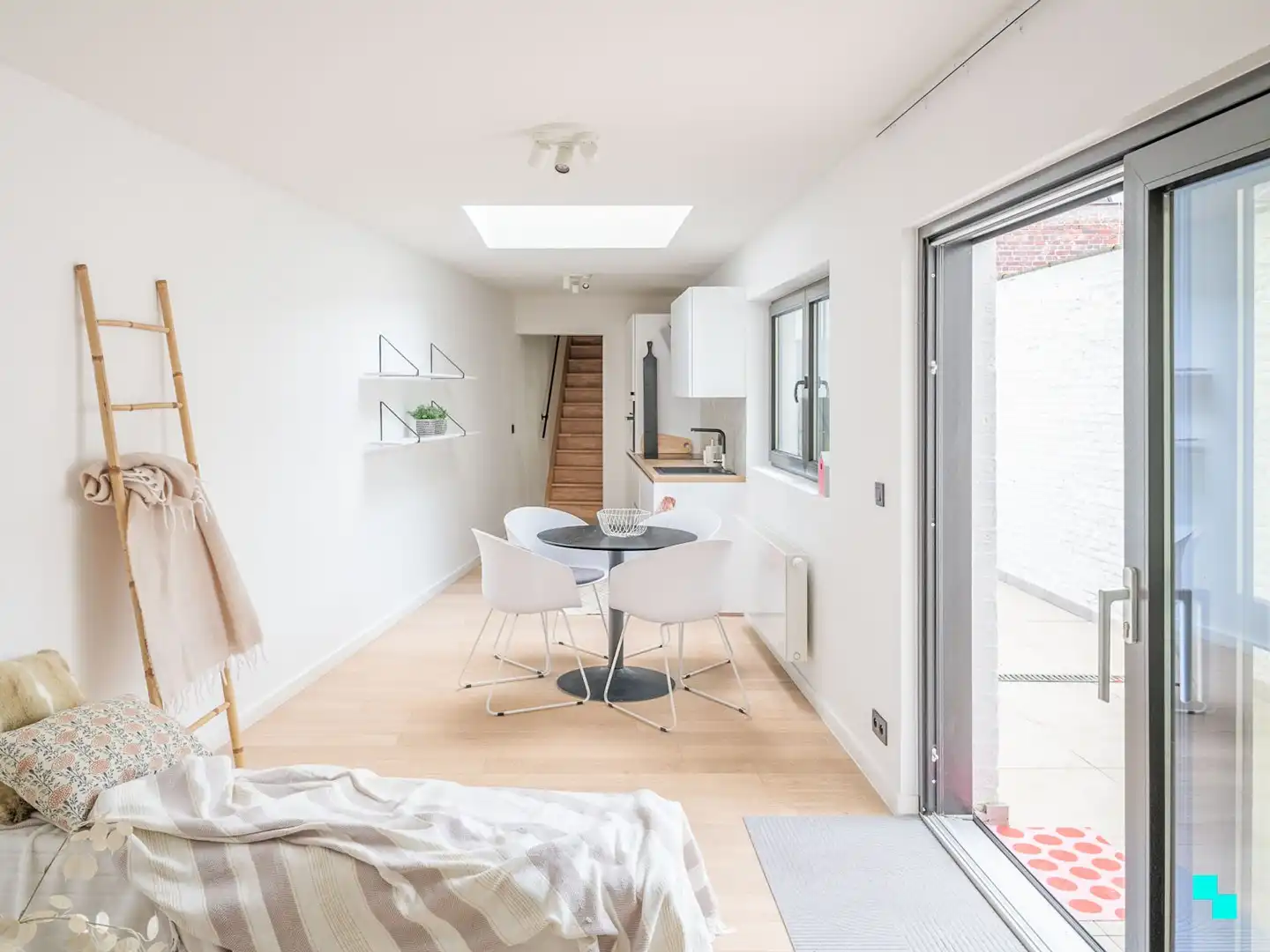 Gerenoveerd appartement met 2 slaapkamers en koer nabij Gent Dampoort foto 3