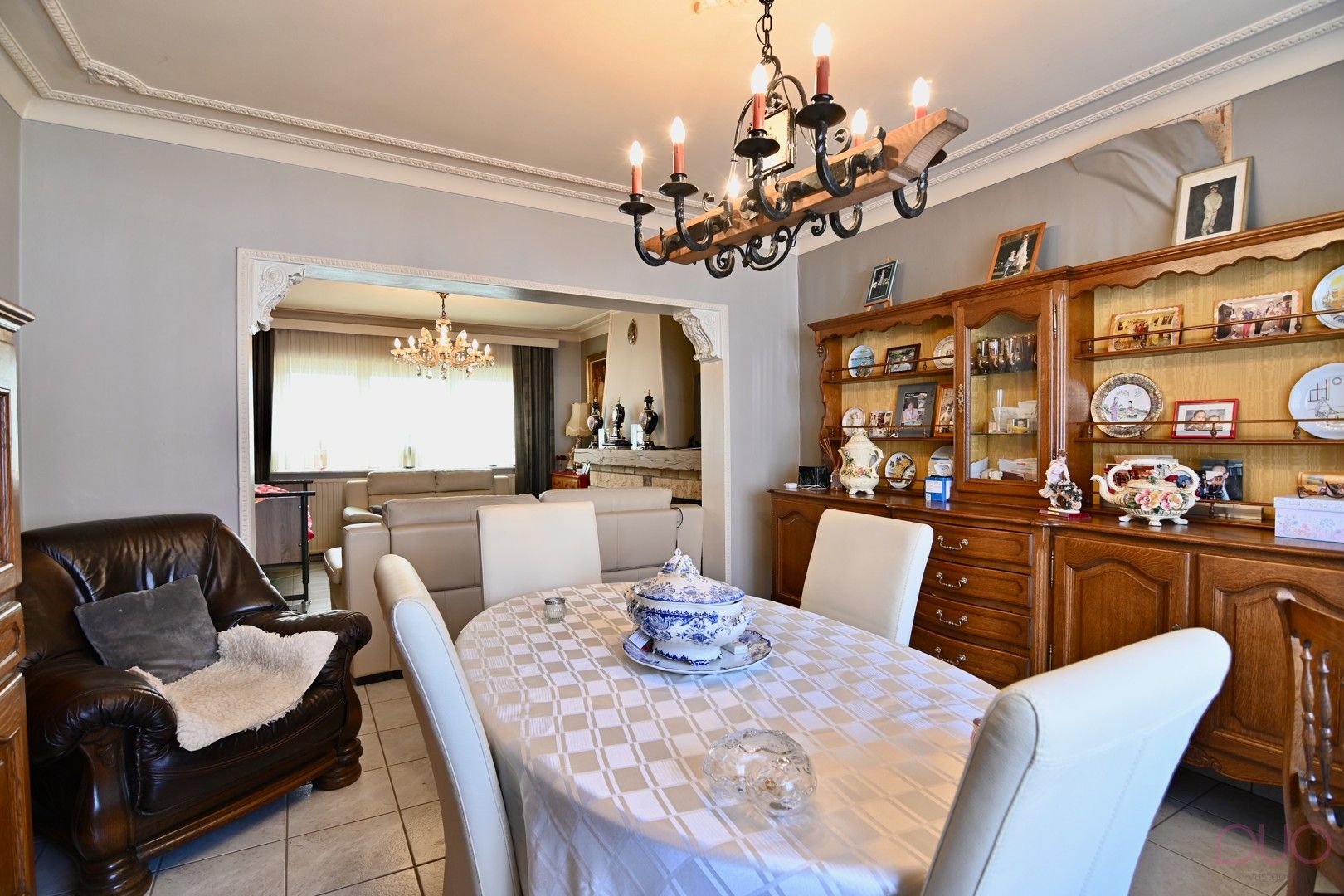 Ruime open bebouwing met 4 slaapkamers en achterliggende loodsen foto 5